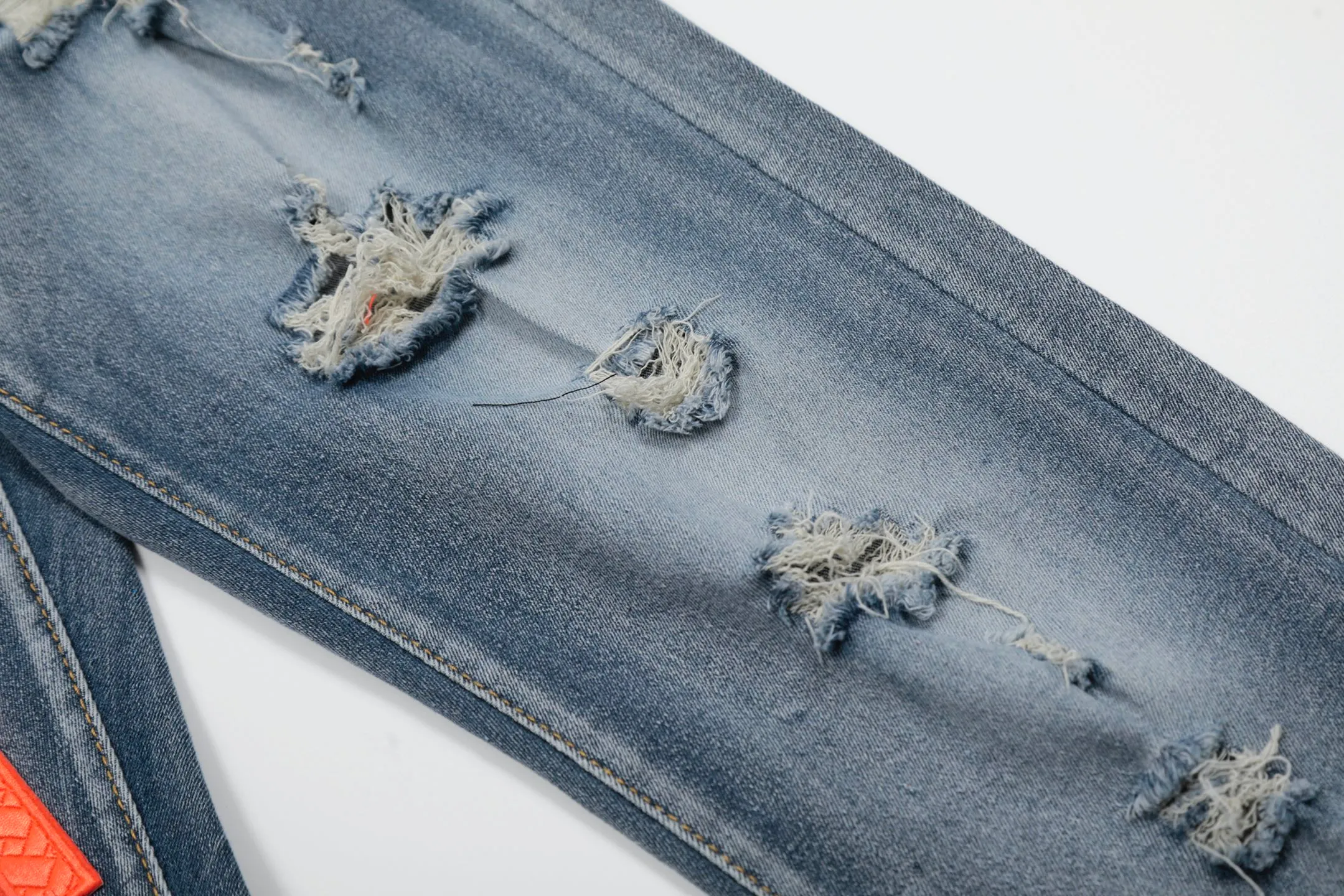 #M38 P168💰 Amiri classic embroidered leather ripped letter jeans slim fit jeans. Produced by a major washed factory. Full of high-end. Knee part destroyed design with patchwork design. Already used as facade design. Leather waist nameplate. The focus of this style is not on washing, but on the destroyed shape and version. The secret lies in the craftsmanship of the master. The cost of post-processing, grinding, cutting, etc. is far beyond the cost of assembly line products. Color: Picture color Size: 30-32-34-36
