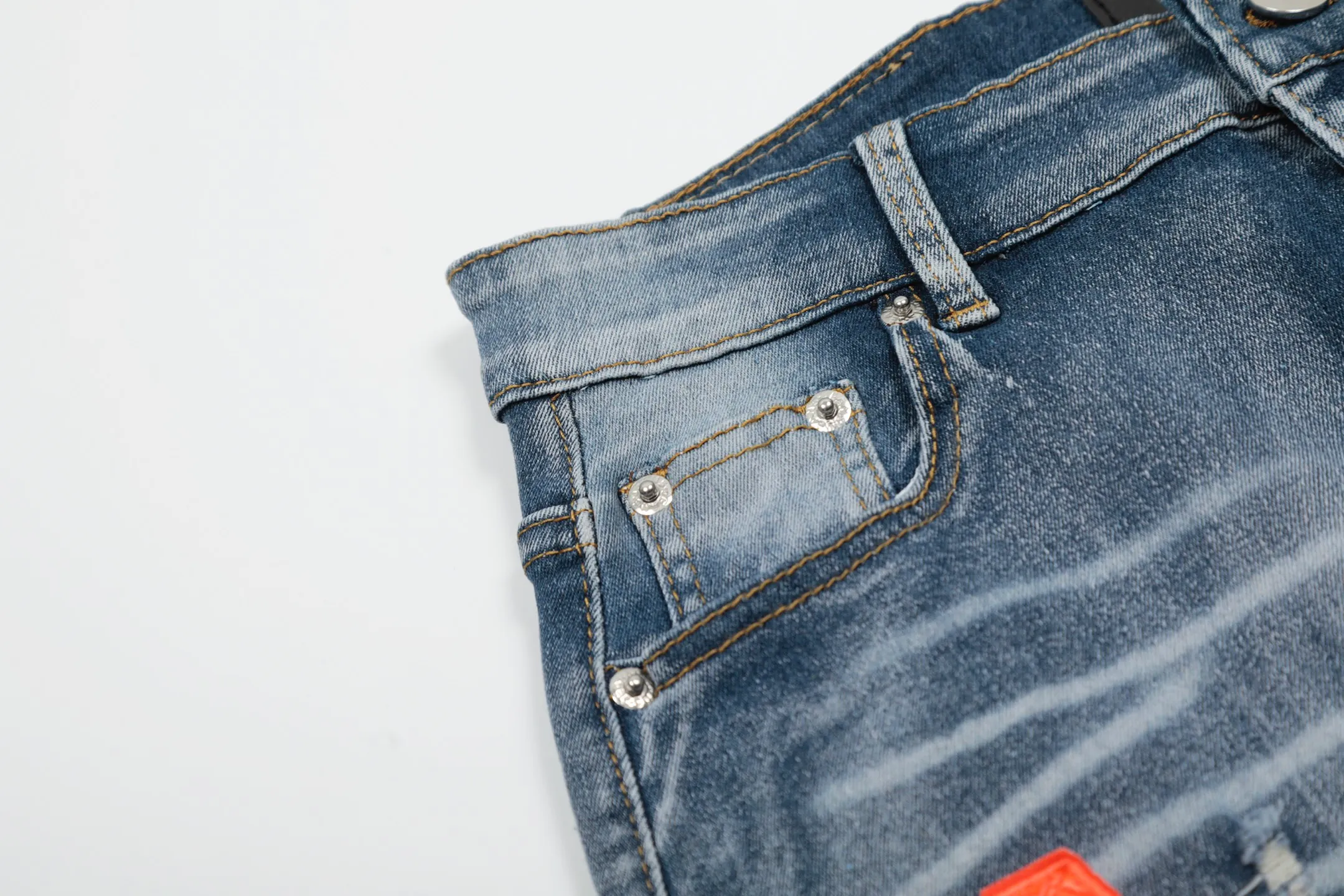 #M38 P168💰 Amiri classic embroidered leather ripped letter jeans slim fit jeans. Produced by a major washed factory. Full of high-end. Knee part destroyed design with patchwork design. Already used as facade design. Leather waist nameplate. The focus of this style is not on washing, but on the destroyed shape and version. The secret lies in the craftsmanship of the master. The cost of post-processing, grinding, cutting, etc. is far beyond the cost of assembly line products. Color: Picture color Size: 30-32-34-36