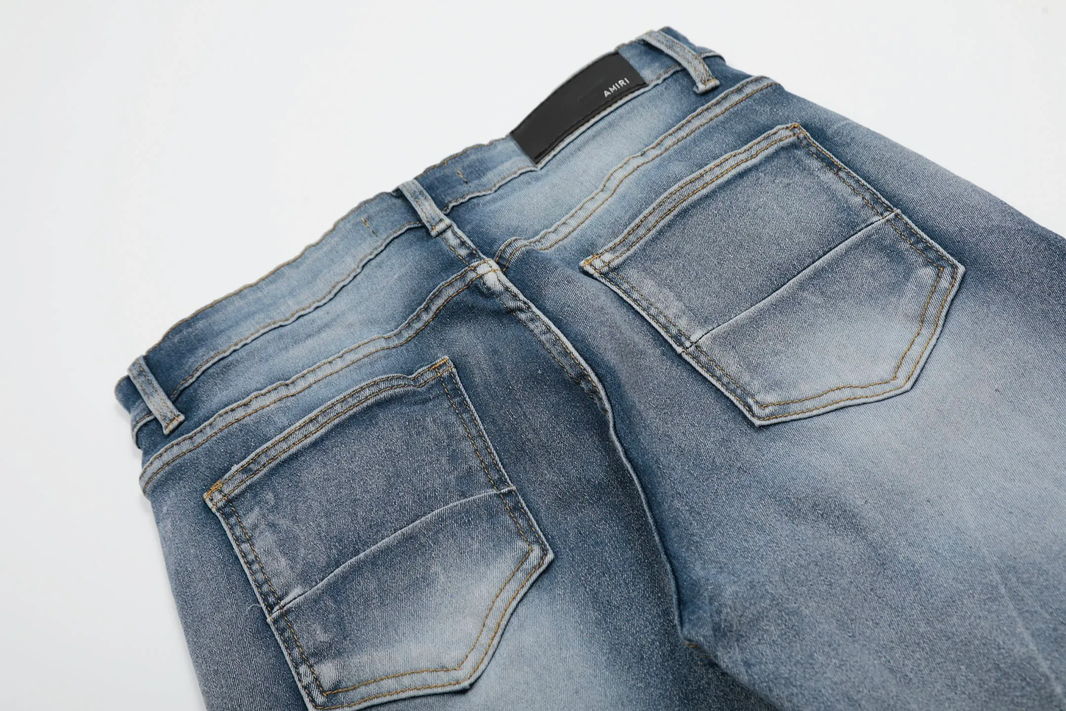 #M38 P168💰 Amiri classic embroidered leather ripped letter jeans slim fit jeans. Produced by a major washed factory. Full of high-end. Knee part destroyed design with patchwork design. Already used as facade design. Leather waist nameplate. The focus of this style is not on washing, but on the destroyed shape and version. The secret lies in the craftsmanship of the master. The cost of post-processing, grinding, cutting, etc. is far beyond the cost of assembly line products. Color: Picture color Size: 30-32-34-36