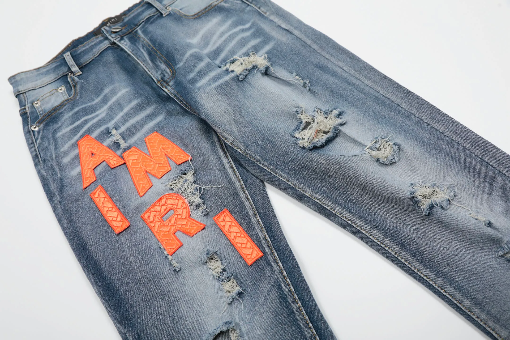 #M38 P168💰 Amiri classic embroidered leather ripped letter jeans slim fit jeans. Produced by a major washed factory. Full of high-end. Knee part destroyed design with patchwork design. Already used as facade design. Leather waist nameplate. The focus of this style is not on washing, but on the destroyed shape and version. The secret lies in the craftsmanship of the master. The cost of post-processing, grinding, cutting, etc. is far beyond the cost of assembly line products. Color: Picture color Size: 30-32-34-36