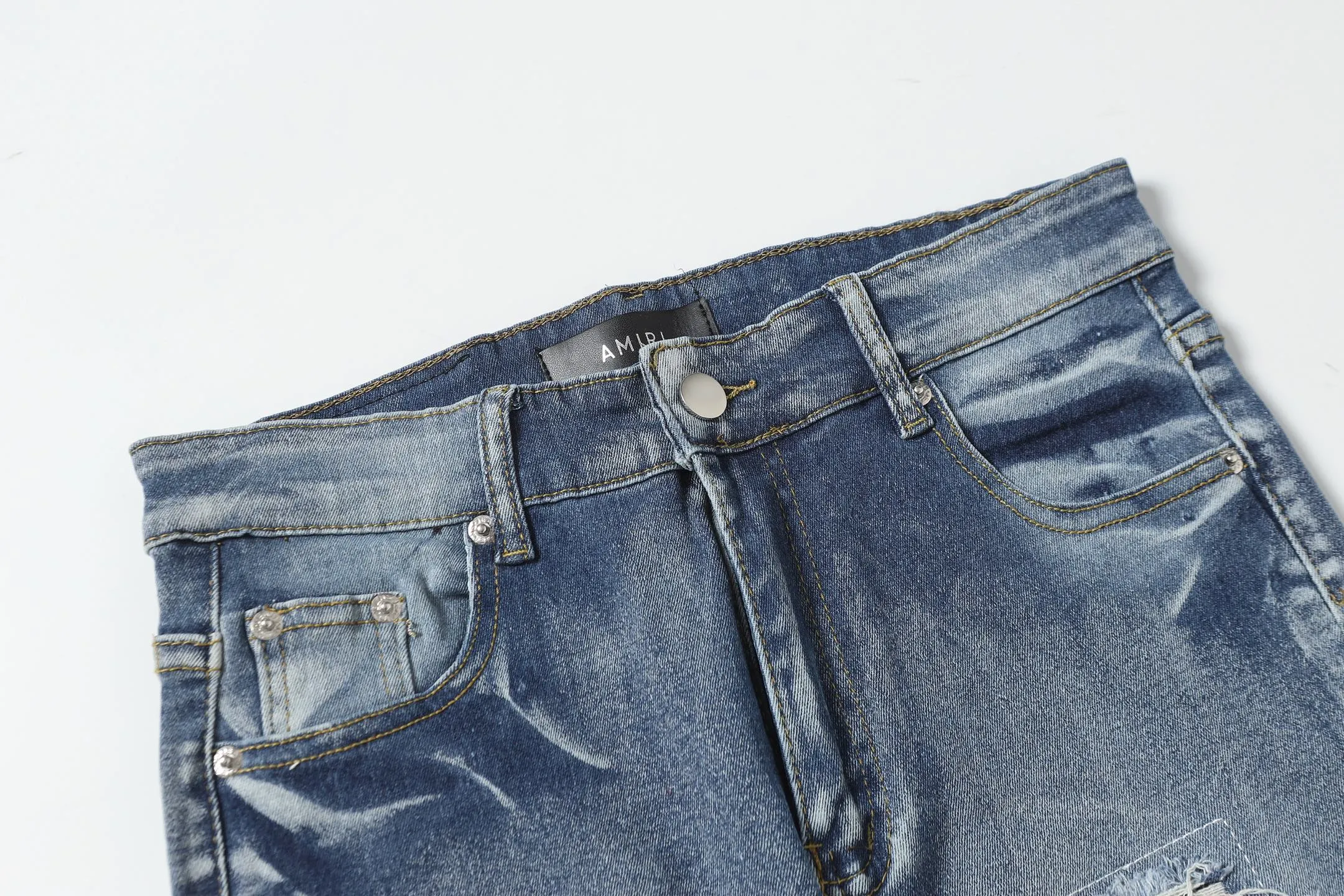 P280 AMIRI 25ss patch embroidery jeans trousers AMIRI high street basic ripped loose casual versatile jeans trousers amiri brand jeans break the production process and cutting of the original jeans, the fabrics are softer and more comfortable Hand-sewn collar label Customized logo buttons Genuine leather tag Color: Picture color Code number: 28-36