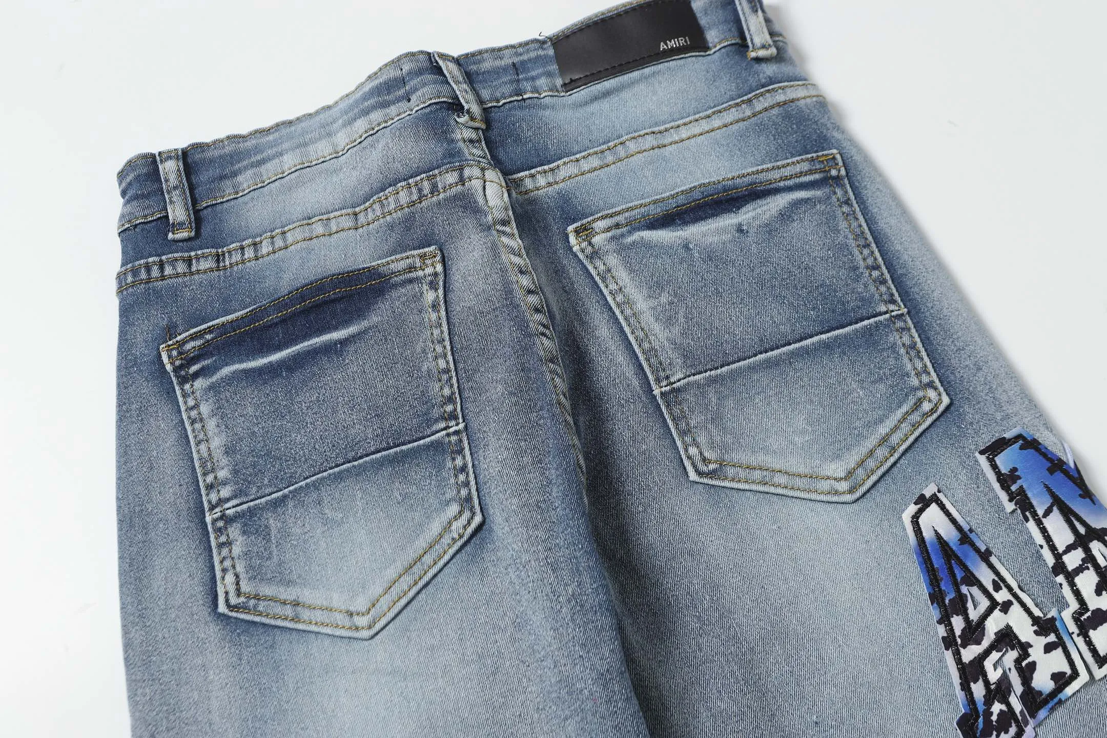 P280 AMIRI 25ss patch embroidery jeans trousers AMIRI high street basic ripped loose casual versatile jeans trousers amiri brand jeans break the production process and cutting of the original jeans, the fabrics are softer and more comfortable Hand-sewn collar label Customized logo buttons Genuine leather tag Color: Picture color Code number: 28-36