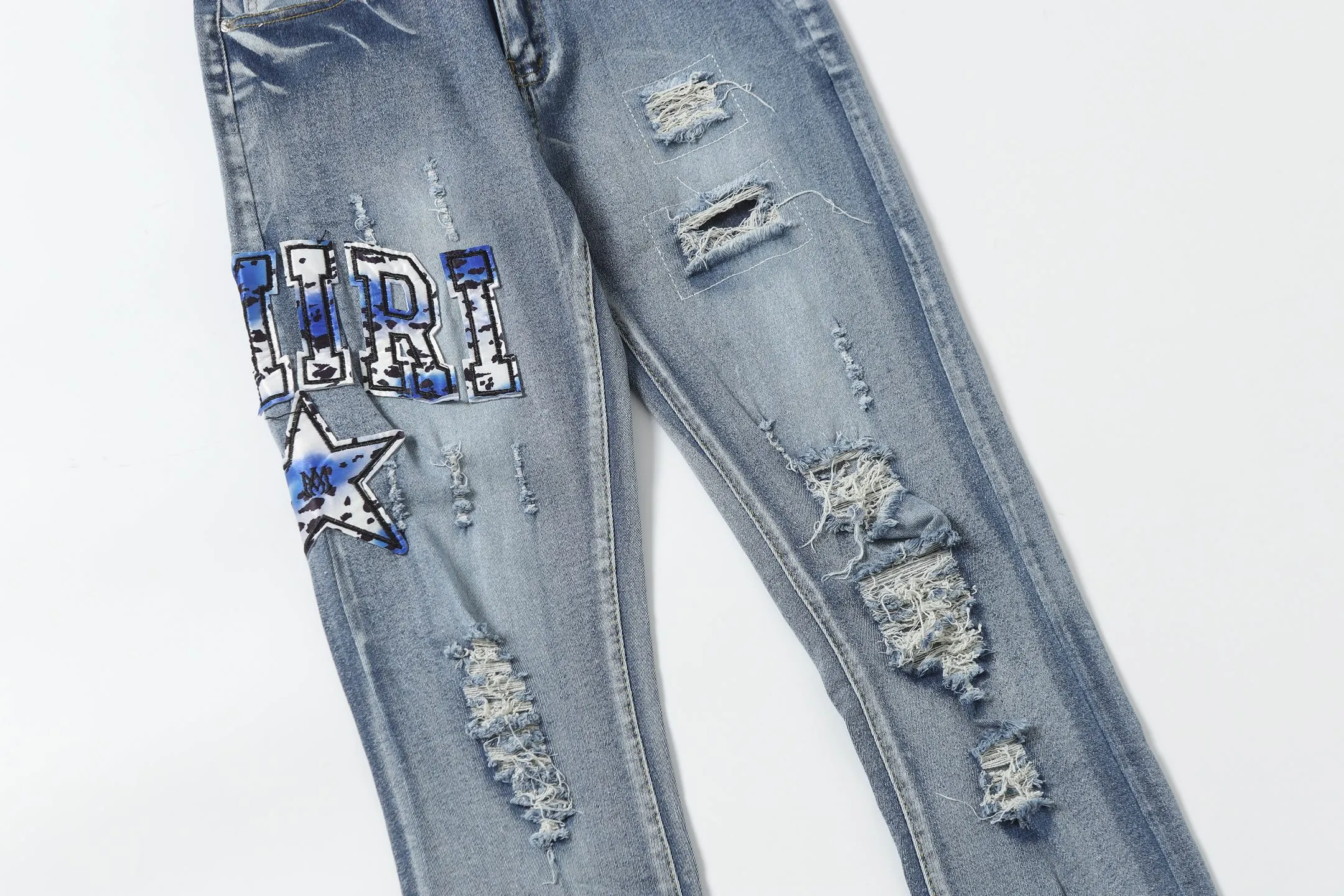 P280 AMIRI 25ss patch embroidery jeans trousers AMIRI high street basic ripped loose casual versatile jeans trousers amiri brand jeans break the production process and cutting of the original jeans, the fabrics are softer and more comfortable Hand-sewn collar label Customized logo buttons Genuine leather tag Color: Picture color Code number: 28-36