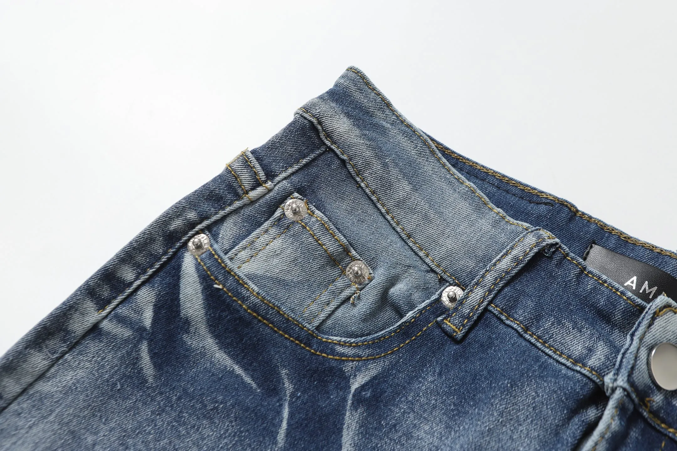 P280 AMIRI 25ss patch embroidery jeans trousers AMIRI high street basic ripped loose casual versatile jeans trousers amiri brand jeans break the production process and cutting of the original jeans, the fabrics are softer and more comfortable Hand-sewn collar label Customized logo buttons Genuine leather tag Color: Picture color Code number: 28-36