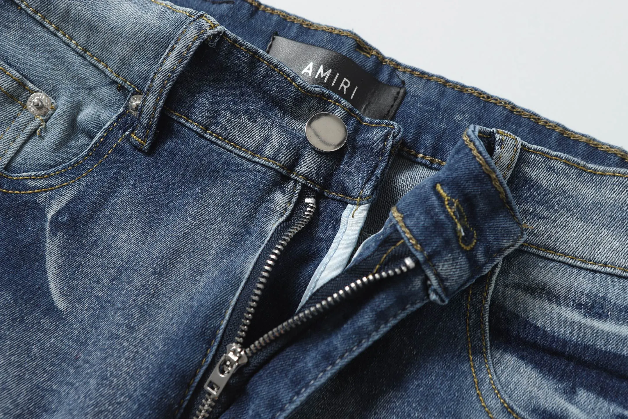 P280 AMIRI 25ss patch embroidery jeans trousers AMIRI high street basic ripped loose casual versatile jeans trousers amiri brand jeans break the production process and cutting of the original jeans, the fabrics are softer and more comfortable Hand-sewn collar label Customized logo buttons Genuine leather tag Color: Picture color Code number: 28-36