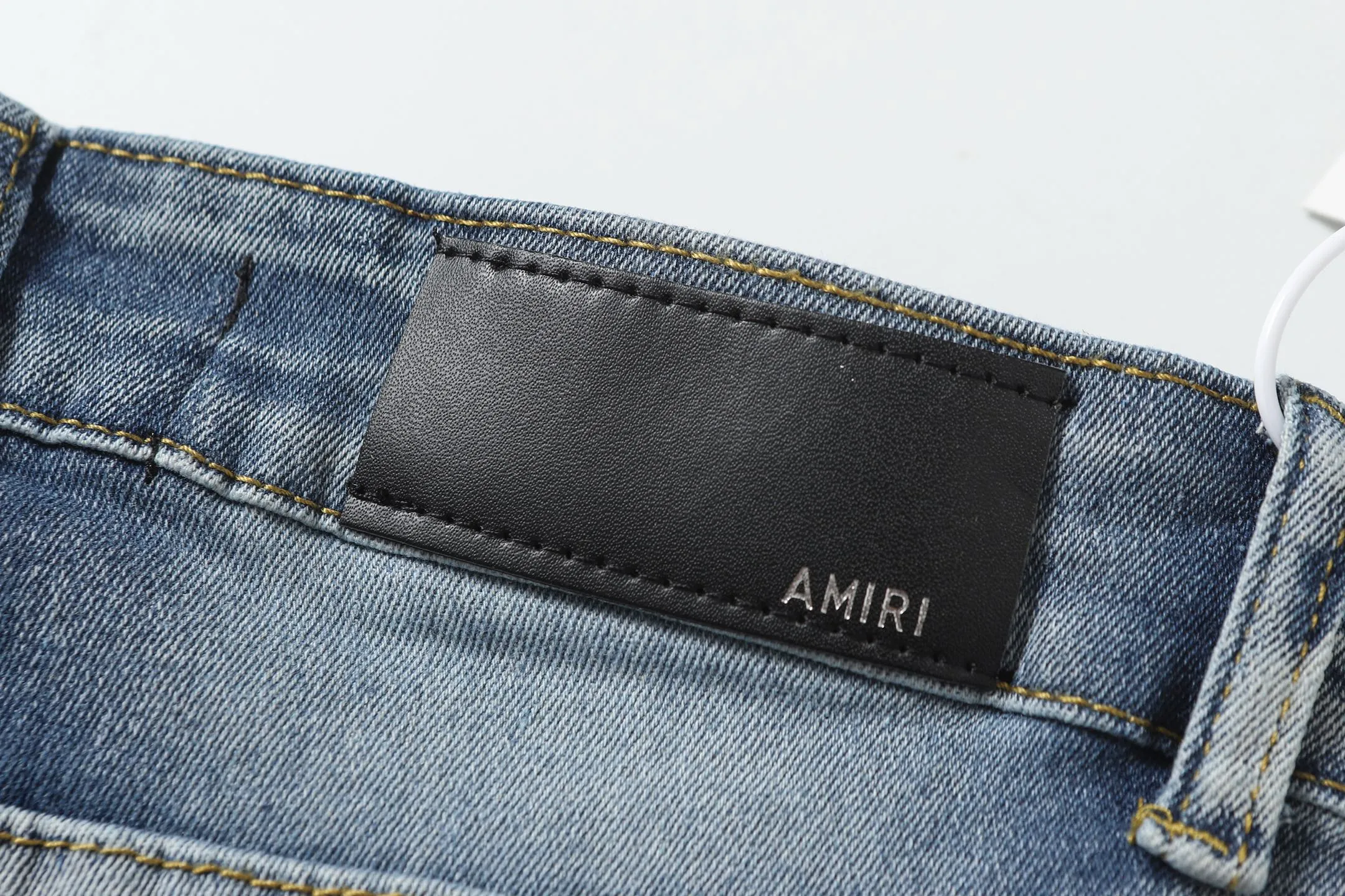 P280 AMIRI 25ss patch embroidery jeans trousers AMIRI high street basic ripped loose casual versatile jeans trousers amiri brand jeans break the production process and cutting of the original jeans, the fabrics are softer and more comfortable Hand-sewn collar label Customized logo buttons Genuine leather tag Color: Picture color Code number: 28-36