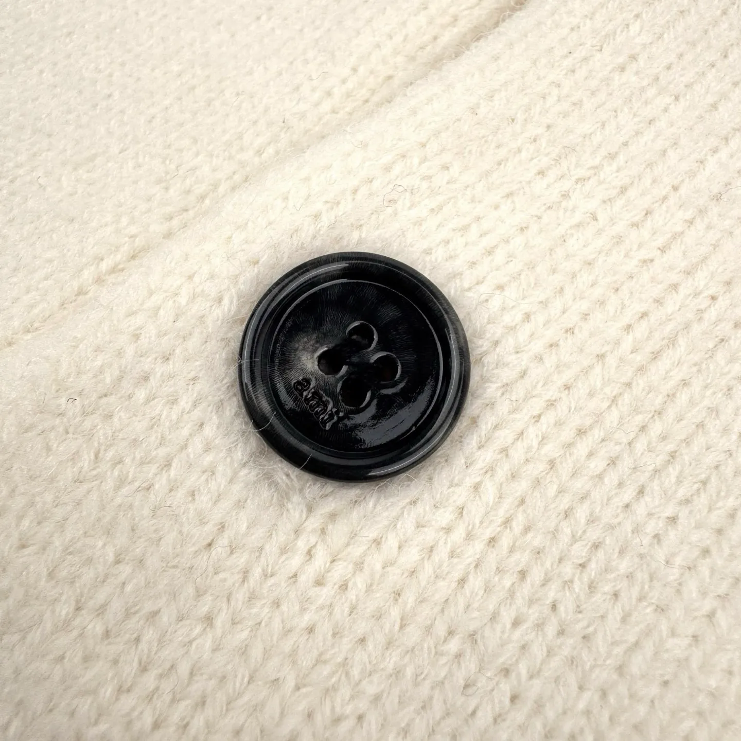 🅿️480 [Exclusive supply] Ami love jacquard woolen Polo shirt (apricot color). The original purchase was 4,700 and developed. The fabric is made of custom-woven luxurious Merino wool. It is soft and delicate, comfortable and close to the skin. It is made of high-grade gray ink. It is calm and restrained. A contrasting love heart jumps on the chest. It quietly exudes its own charming halo. The design of the Polo collar is full of brand recognition. It is neat and capable. The perfect blend of French laziness and modern fashion. It is the ultimate simplification of color. It also conveys the love and persistence of life. Meet the king of extreme simplicity, which is well-deserved and versatile. It is made of jacquard tissue imported from Germany. Precisely control the arrangement and interweaving of yarns. Carefully interweave on the loom. Ami love jacquard art pattern inlay. The fabric is more vivid and three-dimensional, and the ready-to-wear washing water is softened and deodorized through professional washing equipment and specific detergents. Deep cleans and deodorizes clothes to improve their feel and appearance. Size:S-M-L-XL