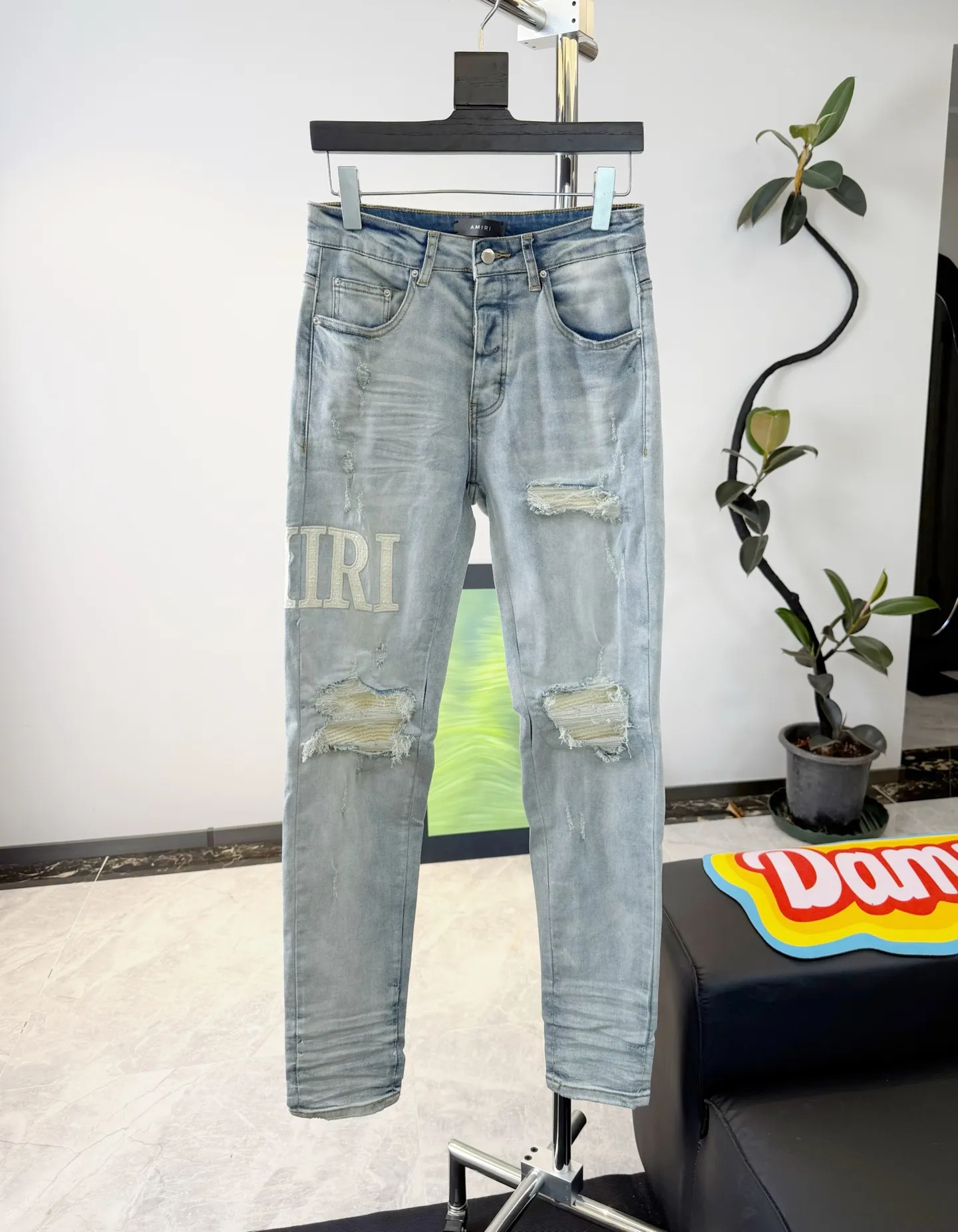 P270 Style number: D309 Non-market currency •Amiri embroidery covers ripped high street slim jeans • amiri is transliterated as Emil, which is the name of the founder. Mike Amiri, the founder of amiri, grew up in Los Angeles, USA. He was influenced by local street culture and Punk Rock since he was a child, so he founded the amiri brand named after himself. A variety of trendy clothing meets the needs of different fashion players. Amiri clothing has novel and unique styles and is a well-known street brand in the United States. The styles and styles of many clothes are loved by many street photographers. The various clothing styles meet the dressing needs of different people, show their unique temperament, and show the trend of dressing. amiri's jeans are relatively famous. Not only do they have many styles, but the quality of the jeans is also very good. Many celebrities have also worn amiri brand jeans.  The jeans of the amiri brand break through the production process and cutting of the original jeans. The fabrics are relatively soft and comfortable, and are not as hard as some jeans, which can irritate the skin and cause the skin to bleed when worn. Los Angeles trendy brand Amiri's jeans are made with great detail from tailoring to texture, adding wrinkles, bullet holes, damage and other details to add to the trendiness of the jeans. You can choose the style that suits you according to your own needs. Only when you wear a suitable style can you have a certain sense of fashion.  In recent years, high street has become an increasingly common word in men's clothing, and high street style has become an important direction for everyone's matching. High street-related items basically cannot avoid oversize or drop-shoulder tops, and the lower body is matched with trackpants or tight-fitting denim. In my opinion, the most representative one may be denim. What I bring to you today is the MX1 patched denim worn by many Internet celebrities. It is operated by a large washing factory in Guangzhou. The front and back have frayed trouser legs and holes. It is full of high-end sense. The partially destroyed knee design is combined with the leather patchwork design. It has been used as the facade design. Leather waist nameplate. Customized crotch placket hardware. Engraved molding. The focus of this model is not on washing, but on the shape of the damage and the pattern. The secret lies in the craftsmanship of the master. Later, the cost of fraying, horse cutting, knife cutting, etc. These hand-made products are far beyond comparison with assembly line products.  Color: Picture color Size: 30-31-32-33-34-36