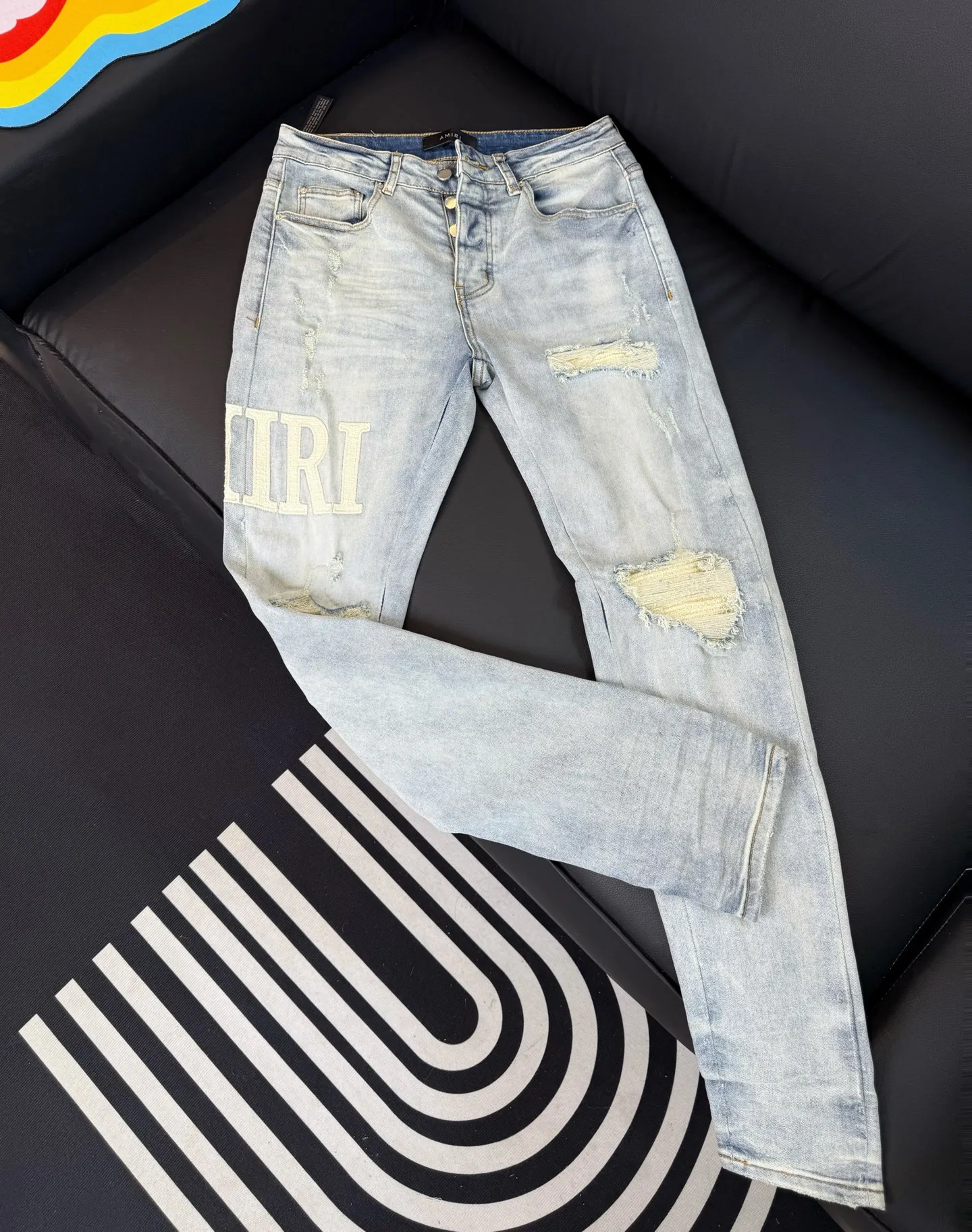 P270 Style number: D309 Non-market currency •Amiri embroidery covers ripped high street slim jeans • amiri is transliterated as Emil, which is the name of the founder. Mike Amiri, the founder of amiri, grew up in Los Angeles, USA. He was influenced by local street culture and Punk Rock since he was a child, so he founded the amiri brand named after himself. A variety of trendy clothing meets the needs of different fashion players. Amiri clothing has novel and unique styles and is a well-known street brand in the United States. The styles and styles of many clothes are loved by many street photographers. The various clothing styles meet the dressing needs of different people, show their unique temperament, and show the trend of dressing. amiri's jeans are relatively famous. Not only do they have many styles, but the quality of the jeans is also very good. Many celebrities have also worn amiri brand jeans.  The jeans of the amiri brand break through the production process and cutting of the original jeans. The fabrics are relatively soft and comfortable, and are not as hard as some jeans, which can irritate the skin and cause the skin to bleed when worn. Los Angeles trendy brand Amiri's jeans are made with great detail from tailoring to texture, adding wrinkles, bullet holes, damage and other details to add to the trendiness of the jeans. You can choose the style that suits you according to your own needs. Only when you wear a suitable style can you have a certain sense of fashion.  In recent years, high street has become an increasingly common word in men's clothing, and high street style has become an important direction for everyone's matching. High street-related items basically cannot avoid oversize or drop-shoulder tops, and the lower body is matched with trackpants or tight-fitting denim. In my opinion, the most representative one may be denim. What I bring to you today is the MX1 patched denim worn by many Internet celebrities. It is operated by a large washing factory in Guangzhou. The front and back have frayed trouser legs and holes. It is full of high-end sense. The partially destroyed knee design is combined with the leather patchwork design. It has been used as the facade design. Leather waist nameplate. Customized crotch placket hardware. Engraved molding. The focus of this model is not on washing, but on the shape of the damage and the pattern. The secret lies in the craftsmanship of the master. Later, the cost of fraying, horse cutting, knife cutting, etc. These hand-made products are far beyond comparison with assembly line products.  Color: Picture color Size: 30-31-32-33-34-36