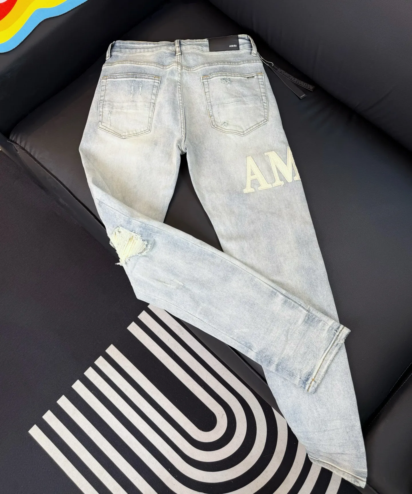 P270 Style number: D309 Non-market currency •Amiri embroidery covers ripped high street slim jeans • amiri is transliterated as Emil, which is the name of the founder. Mike Amiri, the founder of amiri, grew up in Los Angeles, USA. He was influenced by local street culture and Punk Rock since he was a child, so he founded the amiri brand named after himself. A variety of trendy clothing meets the needs of different fashion players. Amiri clothing has novel and unique styles and is a well-known street brand in the United States. The styles and styles of many clothes are loved by many street photographers. The various clothing styles meet the dressing needs of different people, show their unique temperament, and show the trend of dressing. amiri's jeans are relatively famous. Not only do they have many styles, but the quality of the jeans is also very good. Many celebrities have also worn amiri brand jeans.  The jeans of the amiri brand break through the production process and cutting of the original jeans. The fabrics are relatively soft and comfortable, and are not as hard as some jeans, which can irritate the skin and cause the skin to bleed when worn. Los Angeles trendy brand Amiri's jeans are made with great detail from tailoring to texture, adding wrinkles, bullet holes, damage and other details to add to the trendiness of the jeans. You can choose the style that suits you according to your own needs. Only when you wear a suitable style can you have a certain sense of fashion.  In recent years, high street has become an increasingly common word in men's clothing, and high street style has become an important direction for everyone's matching. High street-related items basically cannot avoid oversize or drop-shoulder tops, and the lower body is matched with trackpants or tight-fitting denim. In my opinion, the most representative one may be denim. What I bring to you today is the MX1 patched denim worn by many Internet celebrities. It is operated by a large washing factory in Guangzhou. The front and back have frayed trouser legs and holes. It is full of high-end sense. The partially destroyed knee design is combined with the leather patchwork design. It has been used as the facade design. Leather waist nameplate. Customized crotch placket hardware. Engraved molding. The focus of this model is not on washing, but on the shape of the damage and the pattern. The secret lies in the craftsmanship of the master. Later, the cost of fraying, horse cutting, knife cutting, etc. These hand-made products are far beyond comparison with assembly line products.  Color: Picture color Size: 30-31-32-33-34-36