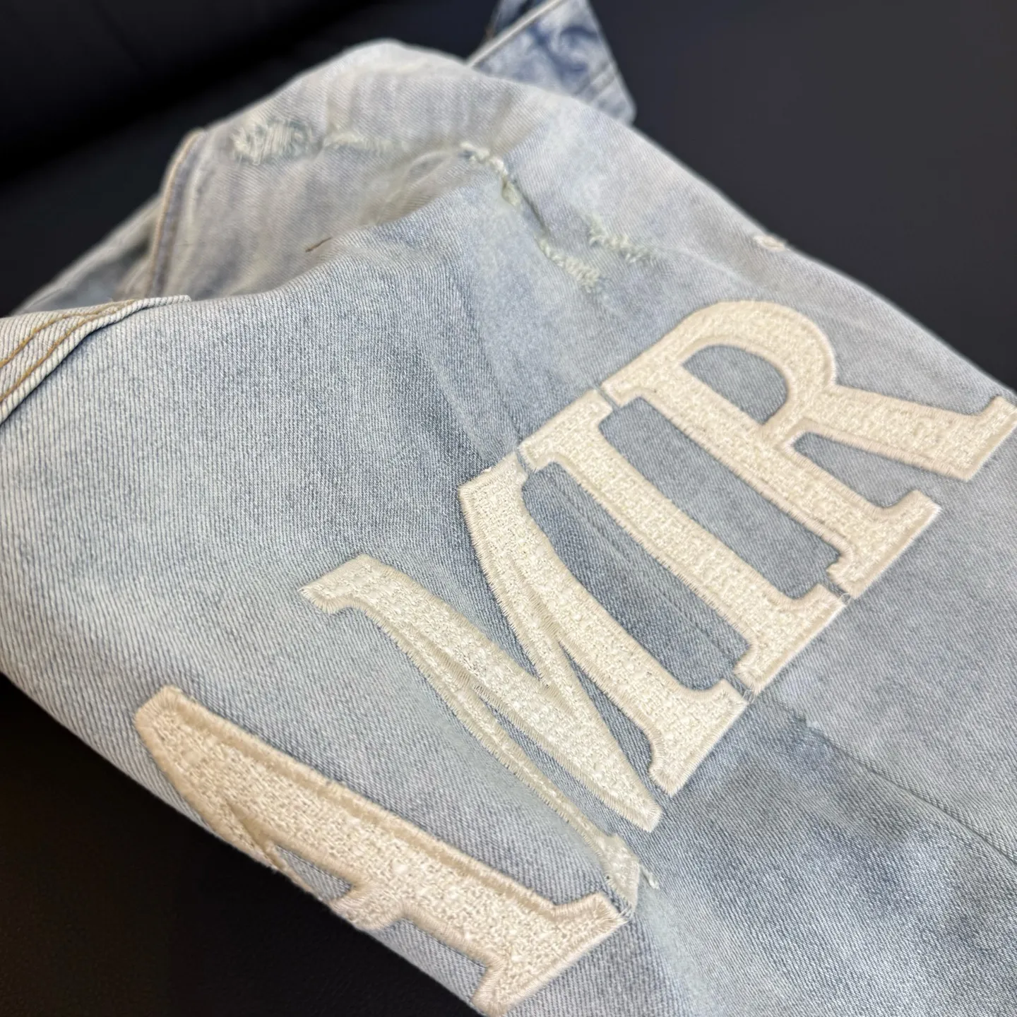 P270 Style number: D309 Non-market currency •Amiri embroidery covers ripped high street slim jeans • amiri is transliterated as Emil, which is the name of the founder. Mike Amiri, the founder of amiri, grew up in Los Angeles, USA. He was influenced by local street culture and Punk Rock since he was a child, so he founded the amiri brand named after himself. A variety of trendy clothing meets the needs of different fashion players. Amiri clothing has novel and unique styles and is a well-known street brand in the United States. The styles and styles of many clothes are loved by many street photographers. The various clothing styles meet the dressing needs of different people, show their unique temperament, and show the trend of dressing. amiri's jeans are relatively famous. Not only do they have many styles, but the quality of the jeans is also very good. Many celebrities have also worn amiri brand jeans.  The jeans of the amiri brand break through the production process and cutting of the original jeans. The fabrics are relatively soft and comfortable, and are not as hard as some jeans, which can irritate the skin and cause the skin to bleed when worn. Los Angeles trendy brand Amiri's jeans are made with great detail from tailoring to texture, adding wrinkles, bullet holes, damage and other details to add to the trendiness of the jeans. You can choose the style that suits you according to your own needs. Only when you wear a suitable style can you have a certain sense of fashion.  In recent years, high street has become an increasingly common word in men's clothing, and high street style has become an important direction for everyone's matching. High street-related items basically cannot avoid oversize or drop-shoulder tops, and the lower body is matched with trackpants or tight-fitting denim. In my opinion, the most representative one may be denim. What I bring to you today is the MX1 patched denim worn by many Internet celebrities. It is operated by a large washing factory in Guangzhou. The front and back have frayed trouser legs and holes. It is full of high-end sense. The partially destroyed knee design is combined with the leather patchwork design. It has been used as the facade design. Leather waist nameplate. Customized crotch placket hardware. Engraved molding. The focus of this model is not on washing, but on the shape of the damage and the pattern. The secret lies in the craftsmanship of the master. Later, the cost of fraying, horse cutting, knife cutting, etc. These hand-made products are far beyond comparison with assembly line products.  Color: Picture color Size: 30-31-32-33-34-36