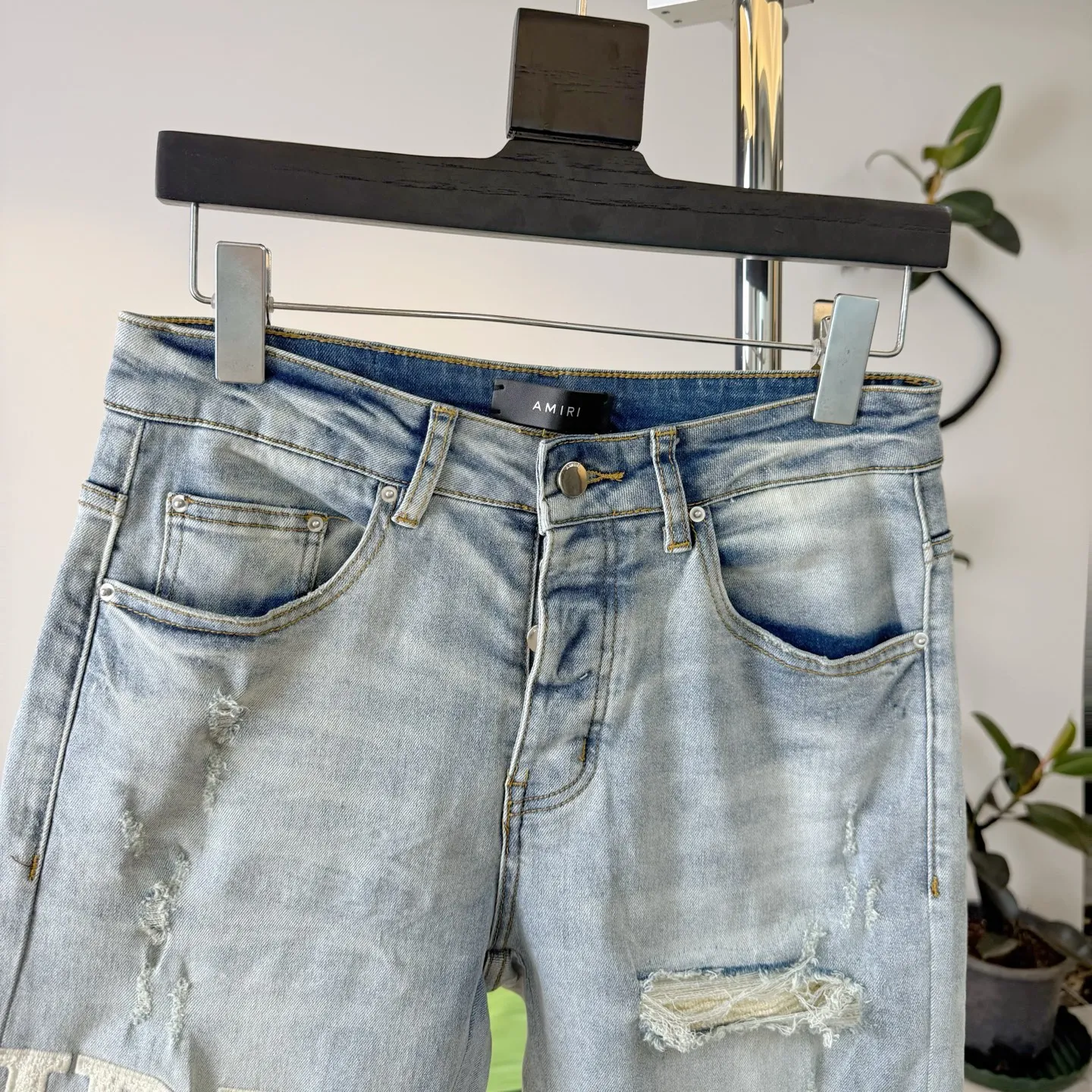 P270 Style number: D309 Non-market currency •Amiri embroidery covers ripped high street slim jeans • amiri is transliterated as Emil, which is the name of the founder. Mike Amiri, the founder of amiri, grew up in Los Angeles, USA. He was influenced by local street culture and Punk Rock since he was a child, so he founded the amiri brand named after himself. A variety of trendy clothing meets the needs of different fashion players. Amiri clothing has novel and unique styles and is a well-known street brand in the United States. The styles and styles of many clothes are loved by many street photographers. The various clothing styles meet the dressing needs of different people, show their unique temperament, and show the trend of dressing. amiri's jeans are relatively famous. Not only do they have many styles, but the quality of the jeans is also very good. Many celebrities have also worn amiri brand jeans.  The jeans of the amiri brand break through the production process and cutting of the original jeans. The fabrics are relatively soft and comfortable, and are not as hard as some jeans, which can irritate the skin and cause the skin to bleed when worn. Los Angeles trendy brand Amiri's jeans are made with great detail from tailoring to texture, adding wrinkles, bullet holes, damage and other details to add to the trendiness of the jeans. You can choose the style that suits you according to your own needs. Only when you wear a suitable style can you have a certain sense of fashion.  In recent years, high street has become an increasingly common word in men's clothing, and high street style has become an important direction for everyone's matching. High street-related items basically cannot avoid oversize or drop-shoulder tops, and the lower body is matched with trackpants or tight-fitting denim. In my opinion, the most representative one may be denim. What I bring to you today is the MX1 patched denim worn by many Internet celebrities. It is operated by a large washing factory in Guangzhou. The front and back have frayed trouser legs and holes. It is full of high-end sense. The partially destroyed knee design is combined with the leather patchwork design. It has been used as the facade design. Leather waist nameplate. Customized crotch placket hardware. Engraved molding. The focus of this model is not on washing, but on the shape of the damage and the pattern. The secret lies in the craftsmanship of the master. Later, the cost of fraying, horse cutting, knife cutting, etc. These hand-made products are far beyond comparison with assembly line products.  Color: Picture color Size: 30-31-32-33-34-36