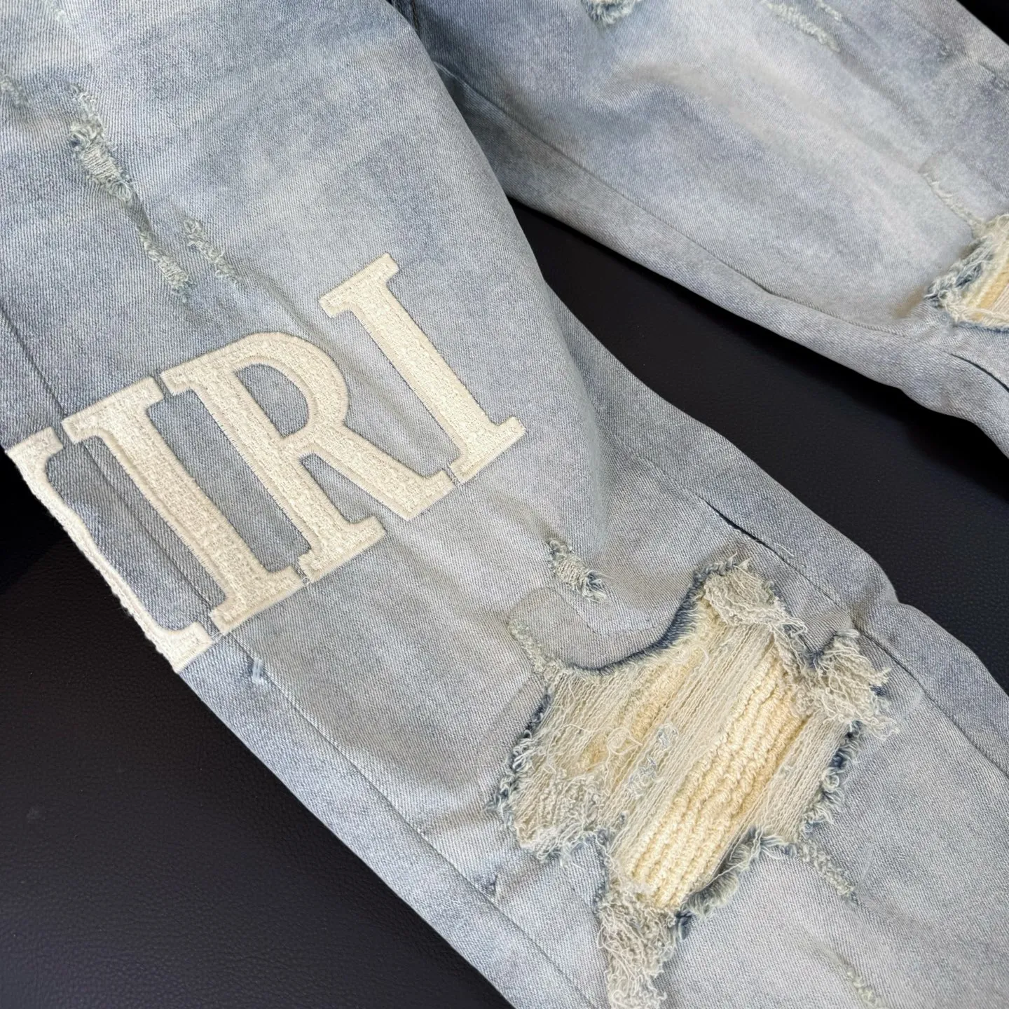 P270 Style number: D309 Non-market currency •Amiri embroidery covers ripped high street slim jeans • amiri is transliterated as Emil, which is the name of the founder. Mike Amiri, the founder of amiri, grew up in Los Angeles, USA. He was influenced by local street culture and Punk Rock since he was a child, so he founded the amiri brand named after himself. A variety of trendy clothing meets the needs of different fashion players. Amiri clothing has novel and unique styles and is a well-known street brand in the United States. The styles and styles of many clothes are loved by many street photographers. The various clothing styles meet the dressing needs of different people, show their unique temperament, and show the trend of dressing. amiri's jeans are relatively famous. Not only do they have many styles, but the quality of the jeans is also very good. Many celebrities have also worn amiri brand jeans.  The jeans of the amiri brand break through the production process and cutting of the original jeans. The fabrics are relatively soft and comfortable, and are not as hard as some jeans, which can irritate the skin and cause the skin to bleed when worn. Los Angeles trendy brand Amiri's jeans are made with great detail from tailoring to texture, adding wrinkles, bullet holes, damage and other details to add to the trendiness of the jeans. You can choose the style that suits you according to your own needs. Only when you wear a suitable style can you have a certain sense of fashion.  In recent years, high street has become an increasingly common word in men's clothing, and high street style has become an important direction for everyone's matching. High street-related items basically cannot avoid oversize or drop-shoulder tops, and the lower body is matched with trackpants or tight-fitting denim. In my opinion, the most representative one may be denim. What I bring to you today is the MX1 patched denim worn by many Internet celebrities. It is operated by a large washing factory in Guangzhou. The front and back have frayed trouser legs and holes. It is full of high-end sense. The partially destroyed knee design is combined with the leather patchwork design. It has been used as the facade design. Leather waist nameplate. Customized crotch placket hardware. Engraved molding. The focus of this model is not on washing, but on the shape of the damage and the pattern. The secret lies in the craftsmanship of the master. Later, the cost of fraying, horse cutting, knife cutting, etc. These hand-made products are far beyond comparison with assembly line products.  Color: Picture color Size: 30-31-32-33-34-36