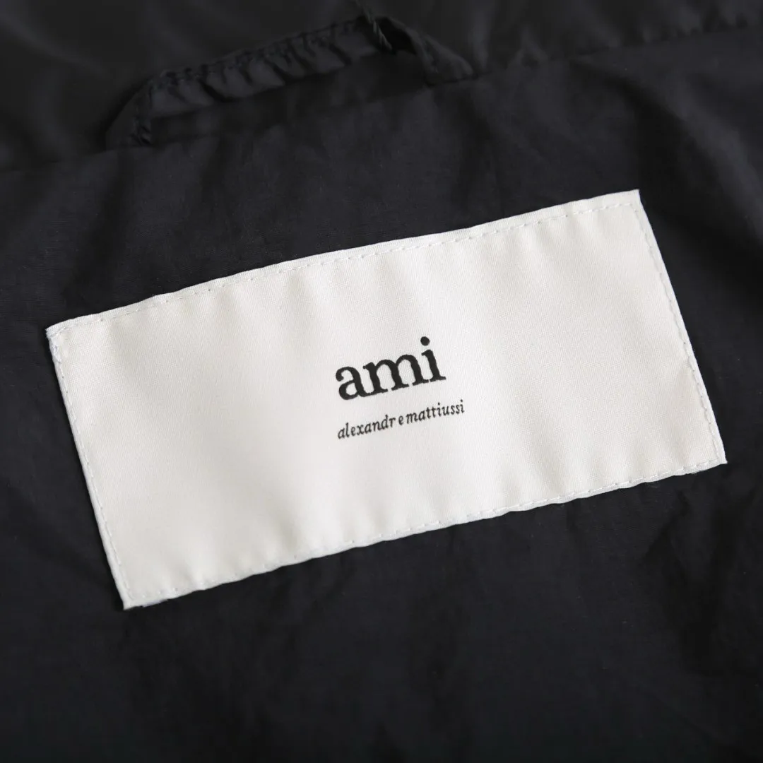 🅿️920 [Exclusive supply] Ami love padded embroidered down vest (black) The high-quality filling is made of 90 white duck down, weighing 160g, ensuring excellent thermal insulation performance. After strict screening and processing, the velvet is not easy to get drilled, ensuring durability. The fabric is made of taffeta fabric woven from 100% polyester fiber. It adopts warp and weft plain weave and is woven very tightly, making the surface of the fabric extremely smooth and flat, with a "skinny" and stiffness that is not easy to collapse. When rubbed or moved around, it will make a unique, crisp "rustling" sound. At the same time, it has a delicate plain texture and a soft, elegant silky luster. This kind of luster is not as dazzling as satin, but more restrained and advanced. The lining is made of 100% nylon. The high-density and tight weaving process prevents tiny lint from emerging from the gaps in the fabric. The smooth surface improves the putting on and taking off experience, and the excellent wear and tear resistance ensures damage caused by frequent use, while the light and soft texture does not affect the overall weight. The process involves tightly fixing the fabric and padding material to the frame of the embroidery machine. The embroidery machine uses sparse stitches along the padding layer's pattern to outline the filling area of ​​the pattern, and then runs the overlay layer's pattern, using dense stitches to perfectly cover the foam padding layer, thus forming a slightly raised love embroidery that feels soft and full, enhancing recognition while maintaining a low profile. Size:XS-S-M-L