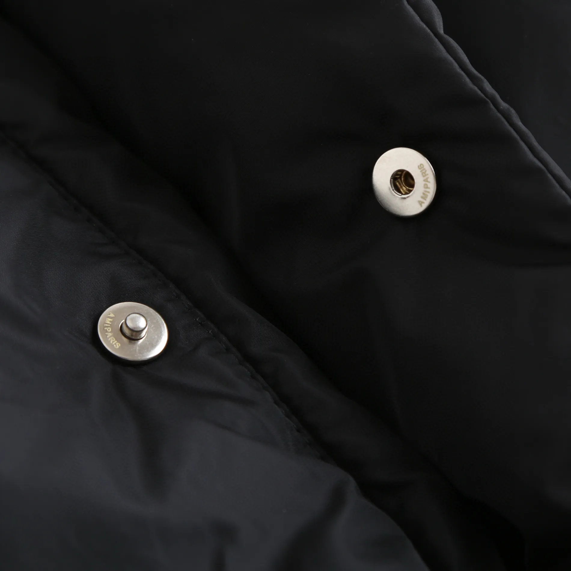 🅿️920 [Exclusive supply] Ami love padded embroidered down vest (black) The high-quality filling is made of 90 white duck down, weighing 160g, ensuring excellent thermal insulation performance. After strict screening and processing, the velvet is not easy to get drilled, ensuring durability. The fabric is made of taffeta fabric woven from 100% polyester fiber. It adopts warp and weft plain weave and is woven very tightly, making the surface of the fabric extremely smooth and flat, with a "skinny" and stiffness that is not easy to collapse. When rubbed or moved around, it will make a unique, crisp "rustling" sound. At the same time, it has a delicate plain texture and a soft, elegant silky luster. This kind of luster is not as dazzling as satin, but more restrained and advanced. The lining is made of 100% nylon. The high-density and tight weaving process prevents tiny lint from emerging from the gaps in the fabric. The smooth surface improves the putting on and taking off experience, and the excellent wear and tear resistance ensures damage caused by frequent use, while the light and soft texture does not affect the overall weight. The process involves tightly fixing the fabric and padding material to the frame of the embroidery machine. The embroidery machine uses sparse stitches along the padding layer's pattern to outline the filling area of ​​the pattern, and then runs the overlay layer's pattern, using dense stitches to perfectly cover the foam padding layer, thus forming a slightly raised love embroidery that feels soft and full, enhancing recognition while maintaining a low profile. Size:XS-S-M-L