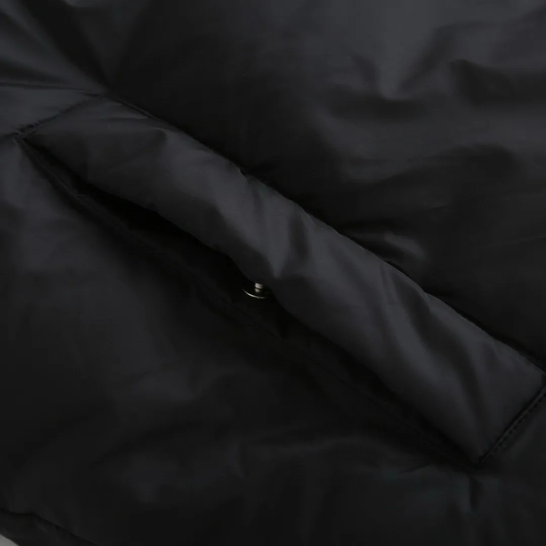 🅿️920 [Exclusive supply] Ami love padded embroidered down vest (black) The high-quality filling is made of 90 white duck down, weighing 160g, ensuring excellent thermal insulation performance. After strict screening and processing, the velvet is not easy to get drilled, ensuring durability. The fabric is made of taffeta fabric woven from 100% polyester fiber. It adopts warp and weft plain weave and is woven very tightly, making the surface of the fabric extremely smooth and flat, with a "skinny" and stiffness that is not easy to collapse. When rubbed or moved around, it will make a unique, crisp "rustling" sound. At the same time, it has a delicate plain texture and a soft, elegant silky luster. This kind of luster is not as dazzling as satin, but more restrained and advanced. The lining is made of 100% nylon. The high-density and tight weaving process prevents tiny lint from emerging from the gaps in the fabric. The smooth surface improves the putting on and taking off experience, and the excellent wear and tear resistance ensures damage caused by frequent use, while the light and soft texture does not affect the overall weight. The process involves tightly fixing the fabric and padding material to the frame of the embroidery machine. The embroidery machine uses sparse stitches along the padding layer's pattern to outline the filling area of ​​the pattern, and then runs the overlay layer's pattern, using dense stitches to perfectly cover the foam padding layer, thus forming a slightly raised love embroidery that feels soft and full, enhancing recognition while maintaining a low profile. Size:XS-S-M-L