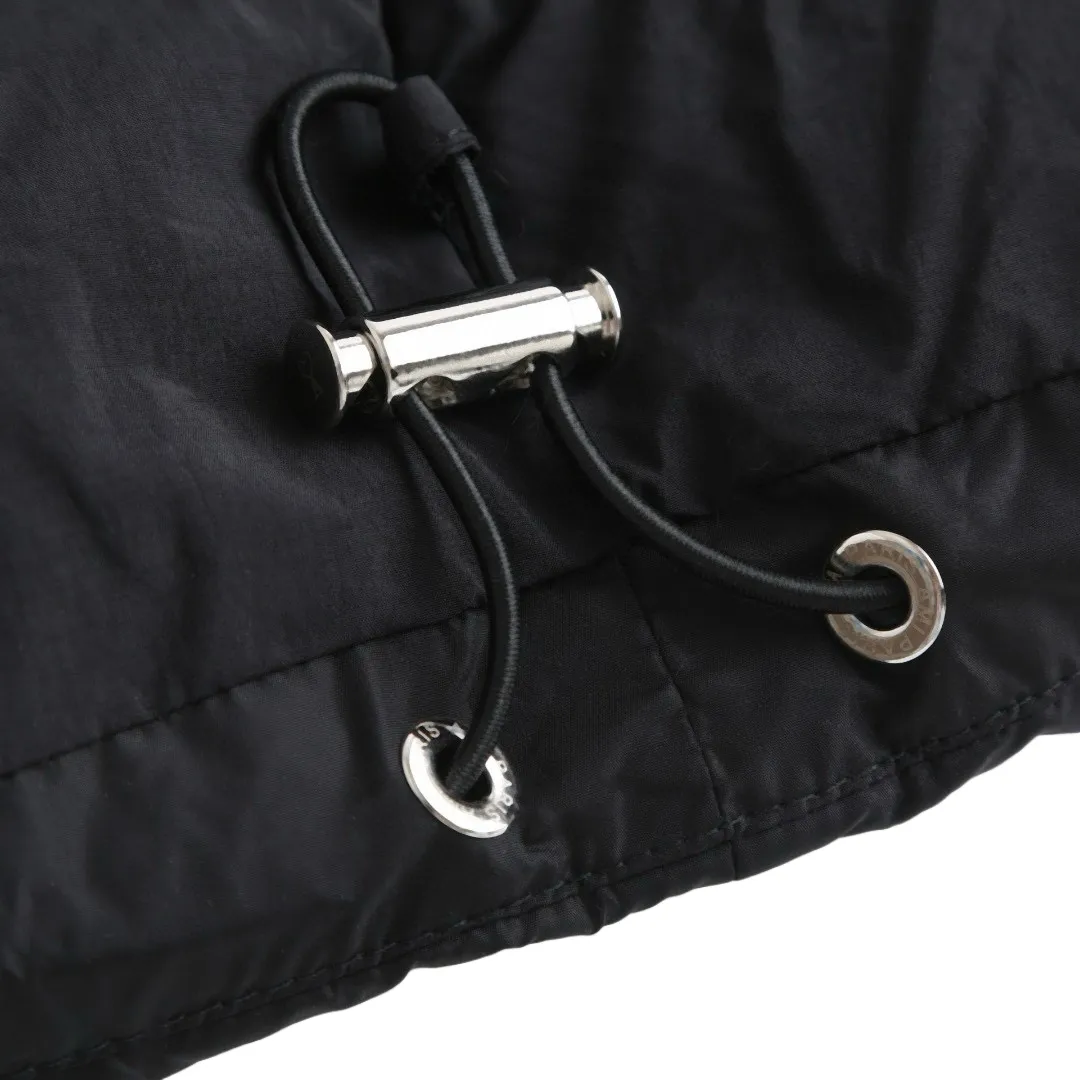 🅿️920 [Exclusive supply] Ami love padded embroidered down vest (black) The high-quality filling is made of 90 white duck down, weighing 160g, ensuring excellent thermal insulation performance. After strict screening and processing, the velvet is not easy to get drilled, ensuring durability. The fabric is made of taffeta fabric woven from 100% polyester fiber. It adopts warp and weft plain weave and is woven very tightly, making the surface of the fabric extremely smooth and flat, with a "skinny" and stiffness that is not easy to collapse. When rubbed or moved around, it will make a unique, crisp "rustling" sound. At the same time, it has a delicate plain texture and a soft, elegant silky luster. This kind of luster is not as dazzling as satin, but more restrained and advanced. The lining is made of 100% nylon. The high-density and tight weaving process prevents tiny lint from emerging from the gaps in the fabric. The smooth surface improves the putting on and taking off experience, and the excellent wear and tear resistance ensures damage caused by frequent use, while the light and soft texture does not affect the overall weight. The process involves tightly fixing the fabric and padding material to the frame of the embroidery machine. The embroidery machine uses sparse stitches along the padding layer's pattern to outline the filling area of ​​the pattern, and then runs the overlay layer's pattern, using dense stitches to perfectly cover the foam padding layer, thus forming a slightly raised love embroidery that feels soft and full, enhancing recognition while maintaining a low profile. Size:XS-S-M-L