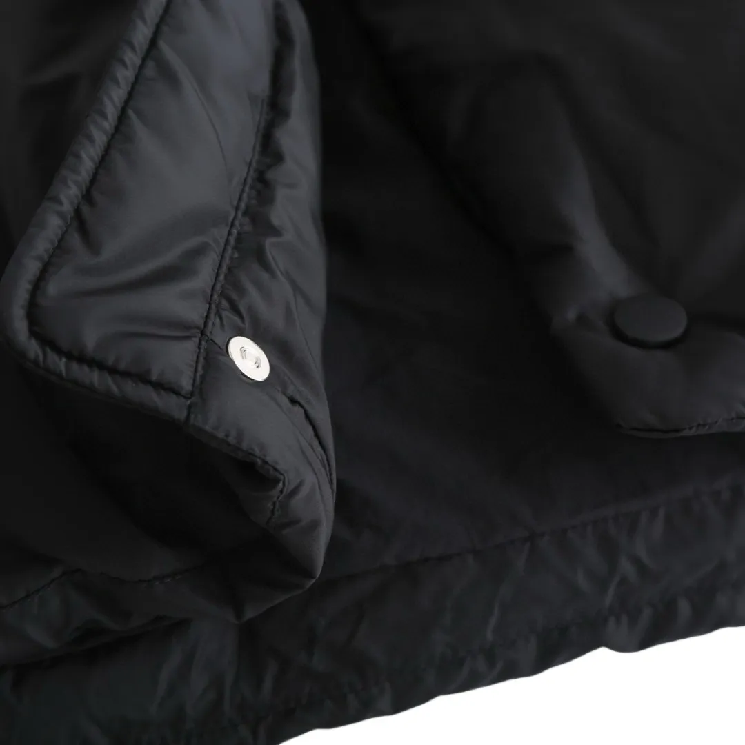 🅿️920 [Exclusive supply] Ami love padded embroidered down vest (black) The high-quality filling is made of 90 white duck down, weighing 160g, ensuring excellent thermal insulation performance. After strict screening and processing, the velvet is not easy to get drilled, ensuring durability. The fabric is made of taffeta fabric woven from 100% polyester fiber. It adopts warp and weft plain weave and is woven very tightly, making the surface of the fabric extremely smooth and flat, with a "skinny" and stiffness that is not easy to collapse. When rubbed or moved around, it will make a unique, crisp "rustling" sound. At the same time, it has a delicate plain texture and a soft, elegant silky luster. This kind of luster is not as dazzling as satin, but more restrained and advanced. The lining is made of 100% nylon. The high-density and tight weaving process prevents tiny lint from emerging from the gaps in the fabric. The smooth surface improves the putting on and taking off experience, and the excellent wear and tear resistance ensures damage caused by frequent use, while the light and soft texture does not affect the overall weight. The process involves tightly fixing the fabric and padding material to the frame of the embroidery machine. The embroidery machine uses sparse stitches along the padding layer's pattern to outline the filling area of ​​the pattern, and then runs the overlay layer's pattern, using dense stitches to perfectly cover the foam padding layer, thus forming a slightly raised love embroidery that feels soft and full, enhancing recognition while maintaining a low profile. Size:XS-S-M-L