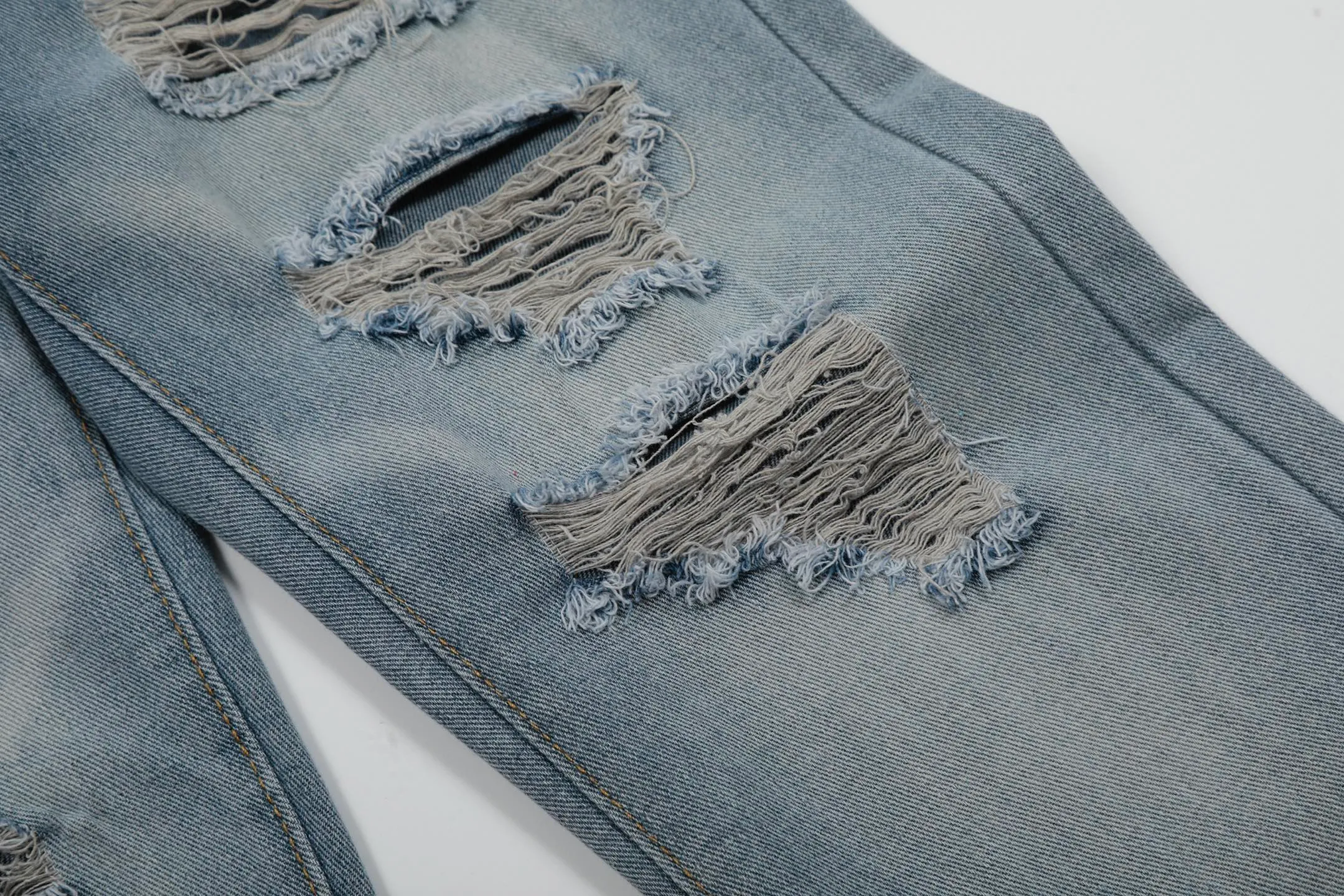 #M44 P168💰 Amiri classic embroidered patched leather ripped letter skinny jeans. Slim skinny jeans. Produced by a major washed factory. Full of high-end feel. Knee part destroyed design with patchwork design. Already used as facade design. Leather waist nameplate. The focus of this style is not on the washing, but on the destroyed shape and version. The secret lies in the craftsmanship of the master. The cost of post-processing, grinding, cutting, etc. is far beyond the cost of assembly line products. Color: Picture color Size: 30-32-34-36