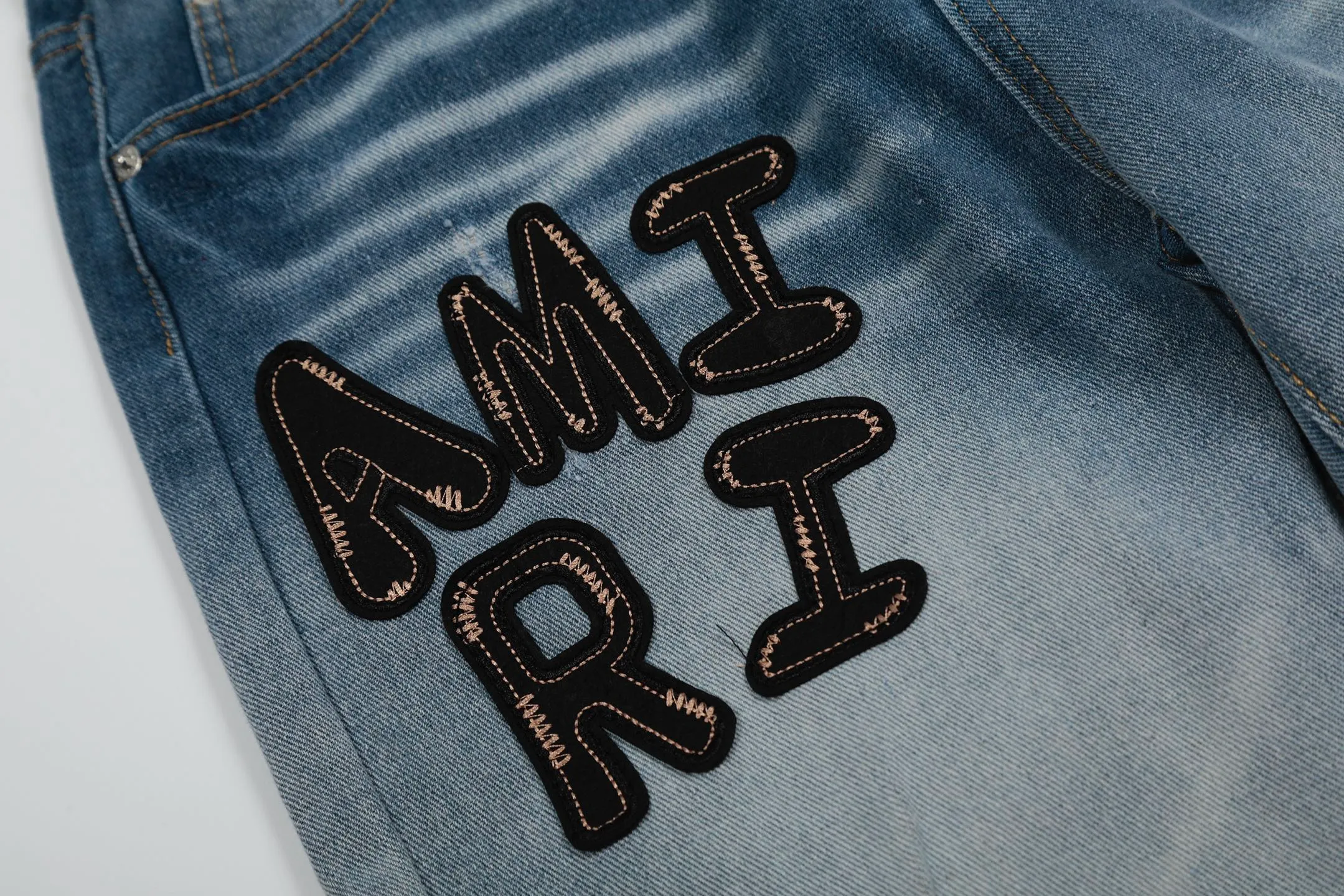 #M44 P168💰 Amiri classic embroidered patched leather ripped letter skinny jeans. Slim skinny jeans. Produced by a major washed factory. Full of high-end feel. Knee part destroyed design with patchwork design. Already used as facade design. Leather waist nameplate. The focus of this style is not on the washing, but on the destroyed shape and version. The secret lies in the craftsmanship of the master. The cost of post-processing, grinding, cutting, etc. is far beyond the cost of assembly line products. Color: Picture color Size: 30-32-34-36