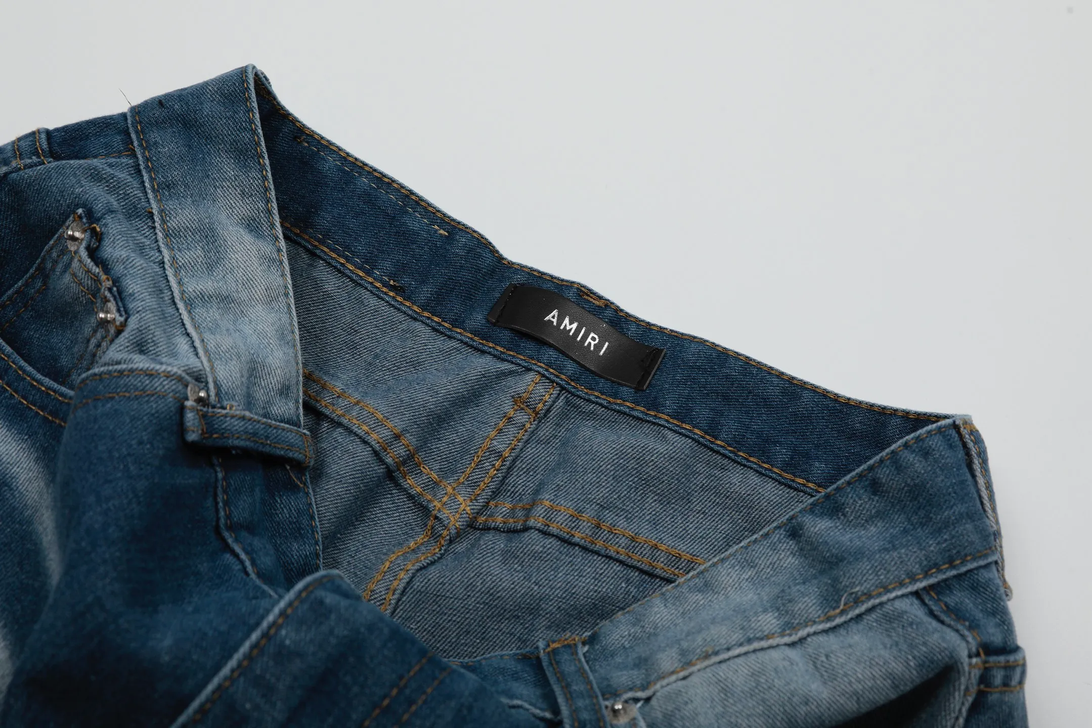 #M44 P168💰 Amiri classic embroidered patched leather ripped letter skinny jeans. Slim skinny jeans. Produced by a major washed factory. Full of high-end feel. Knee part destroyed design with patchwork design. Already used as facade design. Leather waist nameplate. The focus of this style is not on the washing, but on the destroyed shape and version. The secret lies in the craftsmanship of the master. The cost of post-processing, grinding, cutting, etc. is far beyond the cost of assembly line products. Color: Picture color Size: 30-32-34-36