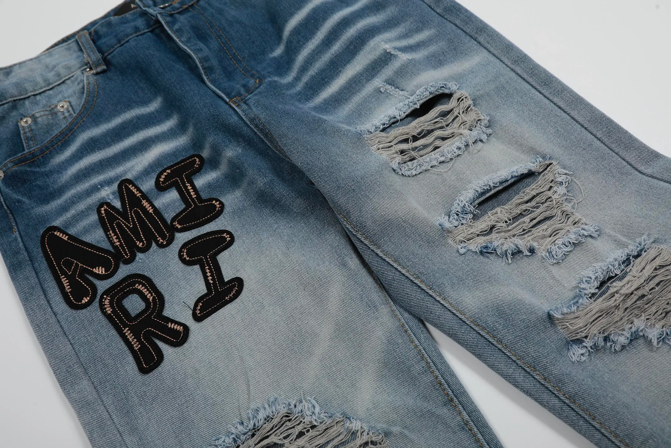 #M44 P168💰 Amiri classic embroidered patched leather ripped letter skinny jeans. Slim skinny jeans. Produced by a major washed factory. Full of high-end feel. Knee part destroyed design with patchwork design. Already used as facade design. Leather waist nameplate. The focus of this style is not on the washing, but on the destroyed shape and version. The secret lies in the craftsmanship of the master. The cost of post-processing, grinding, cutting, etc. is far beyond the cost of assembly line products. Color: Picture color Size: 30-32-34-36