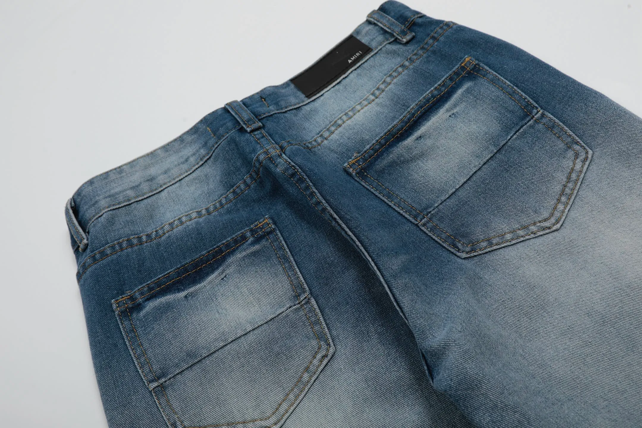 #M44 P168💰 Amiri classic embroidered patched leather ripped letter skinny jeans. Slim skinny jeans. Produced by a major washed factory. Full of high-end feel. Knee part destroyed design with patchwork design. Already used as facade design. Leather waist nameplate. The focus of this style is not on the washing, but on the destroyed shape and version. The secret lies in the craftsmanship of the master. The cost of post-processing, grinding, cutting, etc. is far beyond the cost of assembly line products. Color: Picture color Size: 30-32-34-36