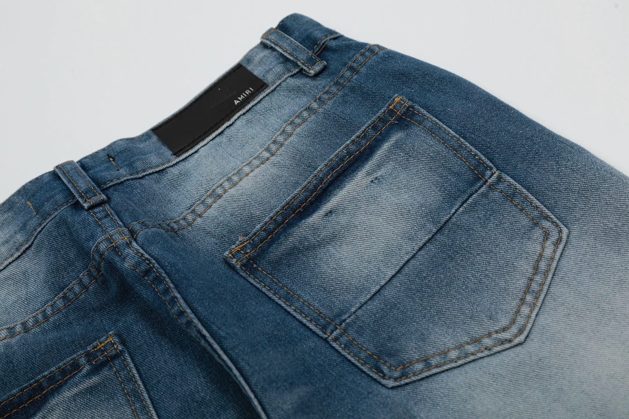 #M44 P168💰 Amiri classic embroidered patched leather ripped letter skinny jeans. Slim skinny jeans. Produced by a major washed factory. Full of high-end feel. Knee part destroyed design with patchwork design. Already used as facade design. Leather waist nameplate. The focus of this style is not on the washing, but on the destroyed shape and version. The secret lies in the craftsmanship of the master. The cost of post-processing, grinding, cutting, etc. is far beyond the cost of assembly line products. Color: Picture color Size: 30-32-34-36