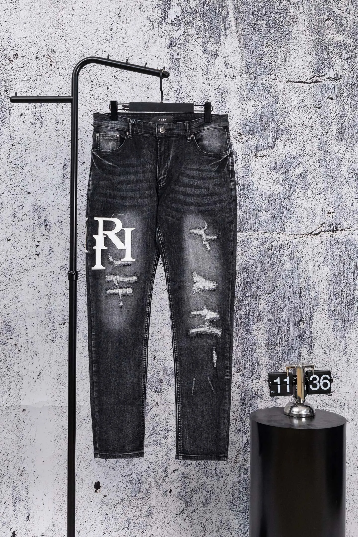 P230 AMIRI black and gray distressed ripped slim-fit jeans trousers amiri is transliterated as Emil, which is the name of the founder. Mike Amiri, the founder of amiri, grew up in Los Angeles, USA. He was influenced by local street culture and Punk Rock since he was a child, so he founded the amiri brand named after himself. A variety of trendy brand clothing meets the needs of different fashion players. Amiri clothing has novel and unique styles and is a well-known street brand in the United States. The styles and styles of many clothes are loved by many street photographers. The various clothing styles meet the dressing needs of different people, show their unique temperament, and show the trend of dressing. amiri's jeans are relatively famous. Not only do they have many styles, but the quality of the jeans is also very good. Many celebrities have also worn amiri brand jeans. Size: 28-34 Color: white label red label black label