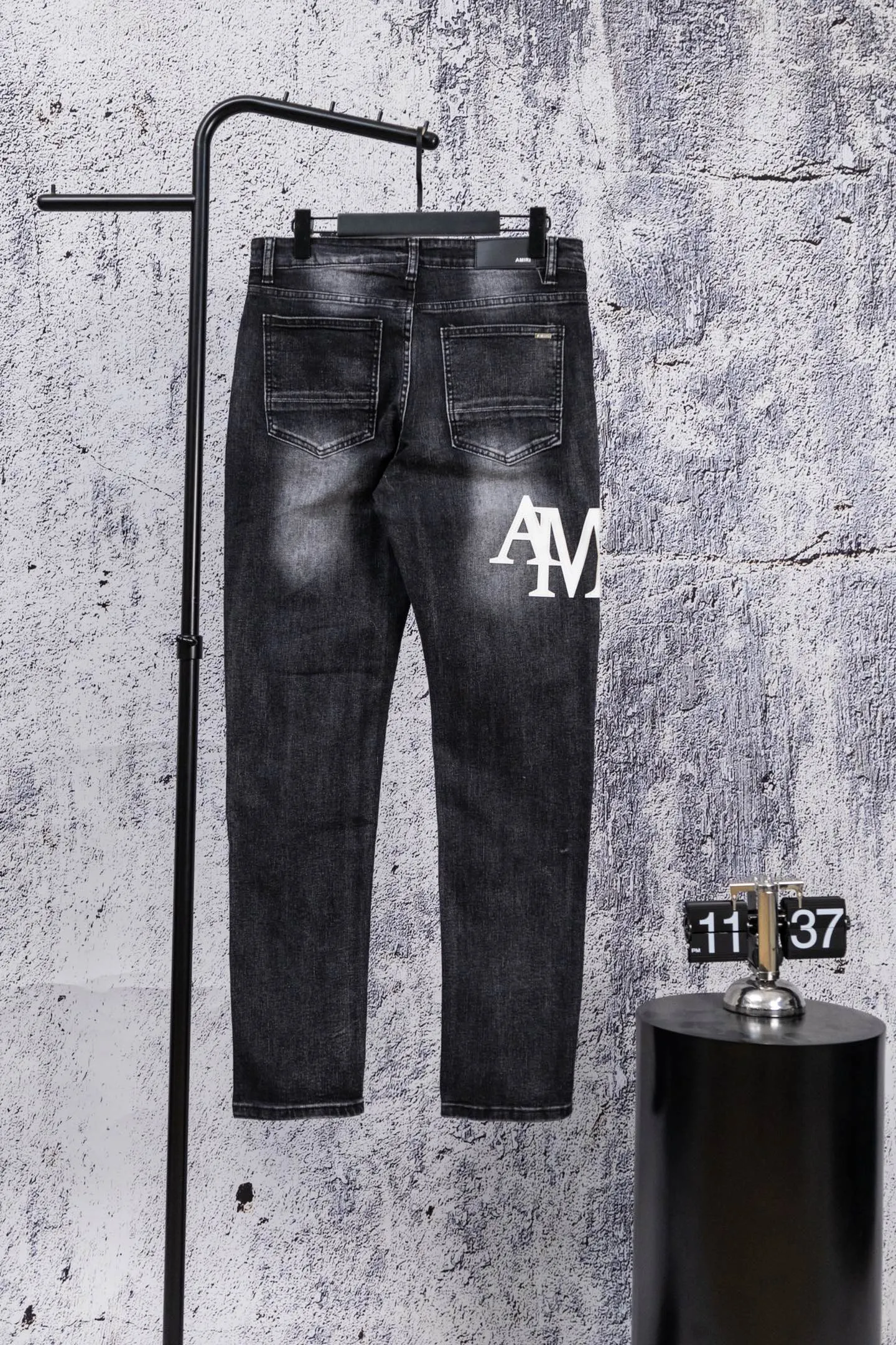 P230 AMIRI black and gray distressed ripped slim-fit jeans trousers amiri is transliterated as Emil, which is the name of the founder. Mike Amiri, the founder of amiri, grew up in Los Angeles, USA. He was influenced by local street culture and Punk Rock since he was a child, so he founded the amiri brand named after himself. A variety of trendy brand clothing meets the needs of different fashion players. Amiri clothing has novel and unique styles and is a well-known street brand in the United States. The styles and styles of many clothes are loved by many street photographers. The various clothing styles meet the dressing needs of different people, show their unique temperament, and show the trend of dressing. amiri's jeans are relatively famous. Not only do they have many styles, but the quality of the jeans is also very good. Many celebrities have also worn amiri brand jeans. Size: 28-34 Color: white label red label black label