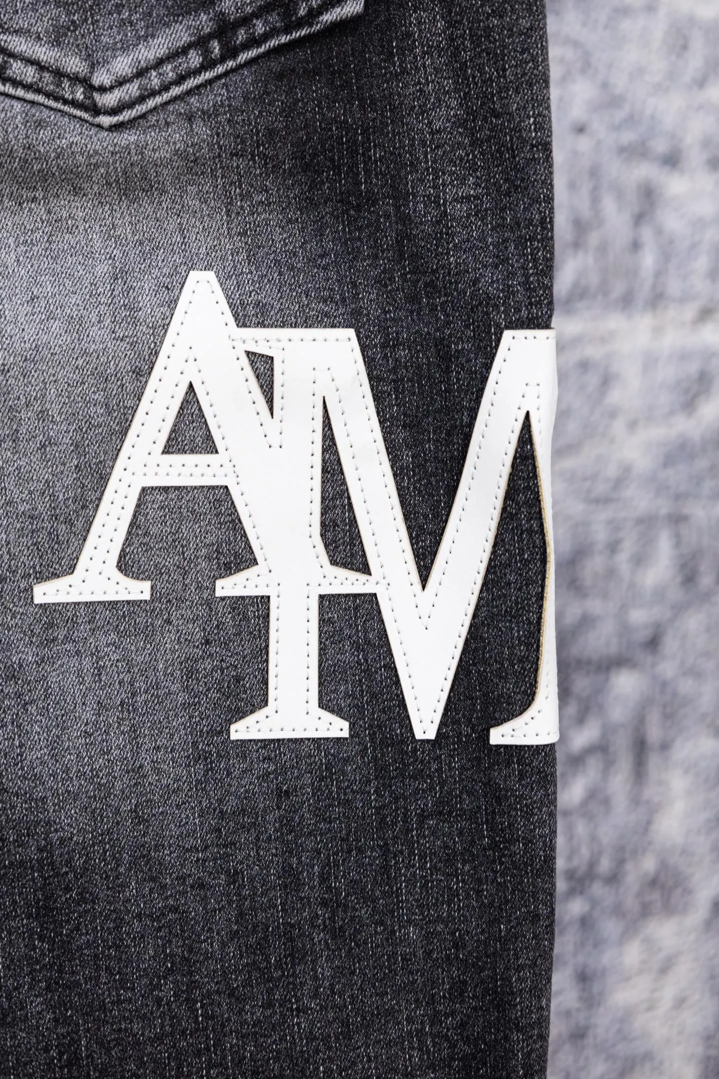 P230 AMIRI black and gray distressed ripped slim-fit jeans trousers amiri is transliterated as Emil, which is the name of the founder. Mike Amiri, the founder of amiri, grew up in Los Angeles, USA. He was influenced by local street culture and Punk Rock since he was a child, so he founded the amiri brand named after himself. A variety of trendy brand clothing meets the needs of different fashion players. Amiri clothing has novel and unique styles and is a well-known street brand in the United States. The styles and styles of many clothes are loved by many street photographers. The various clothing styles meet the dressing needs of different people, show their unique temperament, and show the trend of dressing. amiri's jeans are relatively famous. Not only do they have many styles, but the quality of the jeans is also very good. Many celebrities have also worn amiri brand jeans. Size: 28-34 Color: white label red label black label