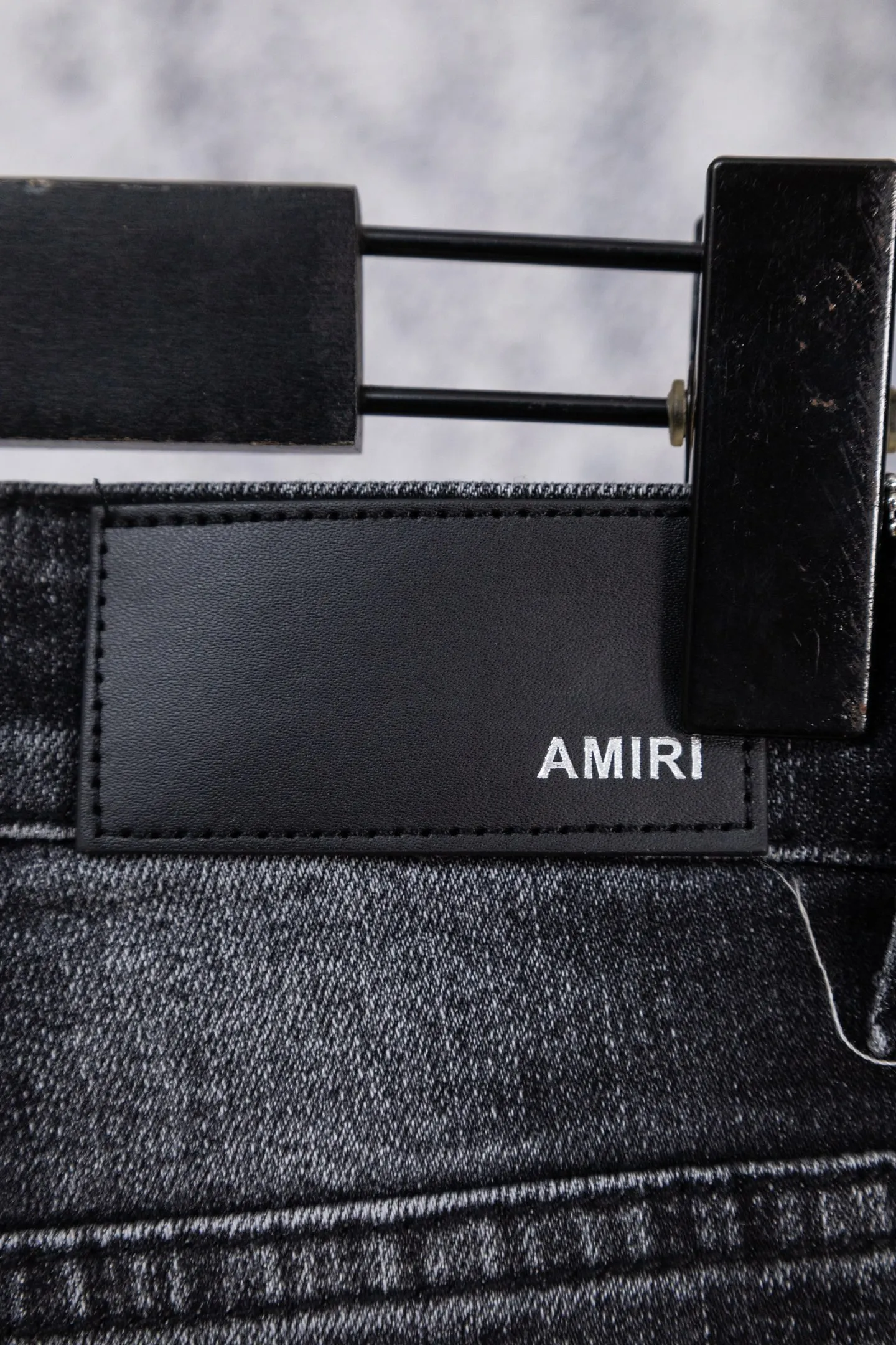 P230 AMIRI black and gray distressed ripped slim-fit jeans trousers amiri is transliterated as Emil, which is the name of the founder. Mike Amiri, the founder of amiri, grew up in Los Angeles, USA. He was influenced by local street culture and Punk Rock since he was a child, so he founded the amiri brand named after himself. A variety of trendy brand clothing meets the needs of different fashion players. Amiri clothing has novel and unique styles and is a well-known street brand in the United States. The styles and styles of many clothes are loved by many street photographers. The various clothing styles meet the dressing needs of different people, show their unique temperament, and show the trend of dressing. amiri's jeans are relatively famous. Not only do they have many styles, but the quality of the jeans is also very good. Many celebrities have also worn amiri brand jeans. Size: 28-34 Color: white label red label black label