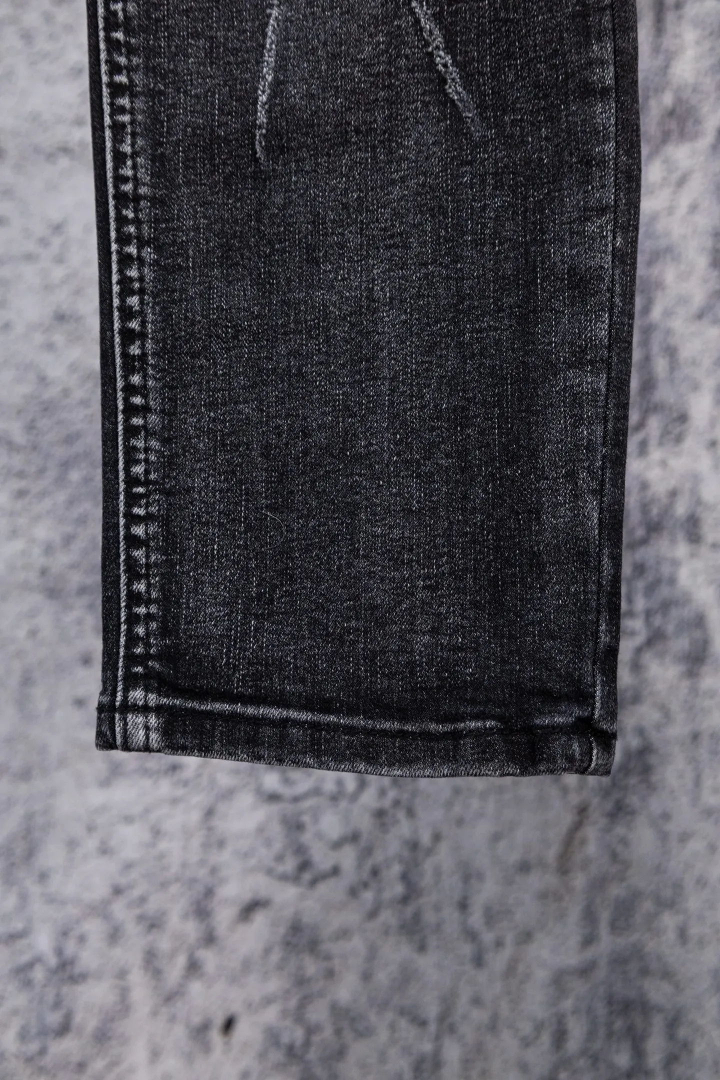 P230 AMIRI black and gray distressed ripped slim-fit jeans trousers amiri is transliterated as Emil, which is the name of the founder. Mike Amiri, the founder of amiri, grew up in Los Angeles, USA. He was influenced by local street culture and Punk Rock since he was a child, so he founded the amiri brand named after himself. A variety of trendy brand clothing meets the needs of different fashion players. Amiri clothing has novel and unique styles and is a well-known street brand in the United States. The styles and styles of many clothes are loved by many street photographers. The various clothing styles meet the dressing needs of different people, show their unique temperament, and show the trend of dressing. amiri's jeans are relatively famous. Not only do they have many styles, but the quality of the jeans is also very good. Many celebrities have also worn amiri brand jeans. Size: 28-34 Color: white label red label black label