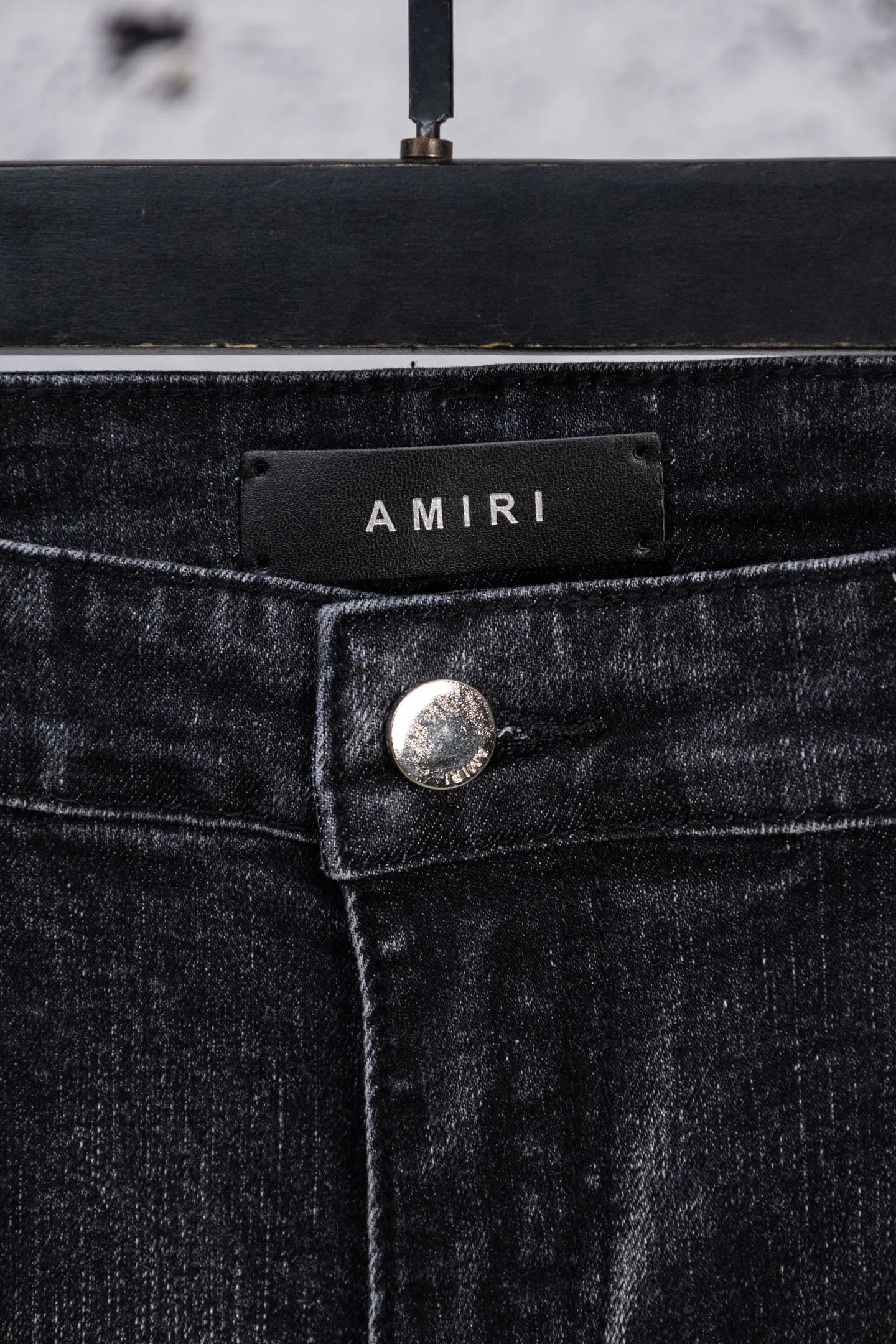 P230 AMIRI black and gray distressed ripped slim-fit jeans trousers amiri is transliterated as Emil, which is the name of the founder. Mike Amiri, the founder of amiri, grew up in Los Angeles, USA. He was influenced by local street culture and Punk Rock since he was a child, so he founded the amiri brand named after himself. A variety of trendy brand clothing meets the needs of different fashion players. Amiri clothing has novel and unique styles and is a well-known street brand in the United States. The styles and styles of many clothes are loved by many street photographers. The various clothing styles meet the dressing needs of different people, show their unique temperament, and show the trend of dressing. amiri's jeans are relatively famous. Not only do they have many styles, but the quality of the jeans is also very good. Many celebrities have also worn amiri brand jeans. Size: 28-34 Color: white label red label black label