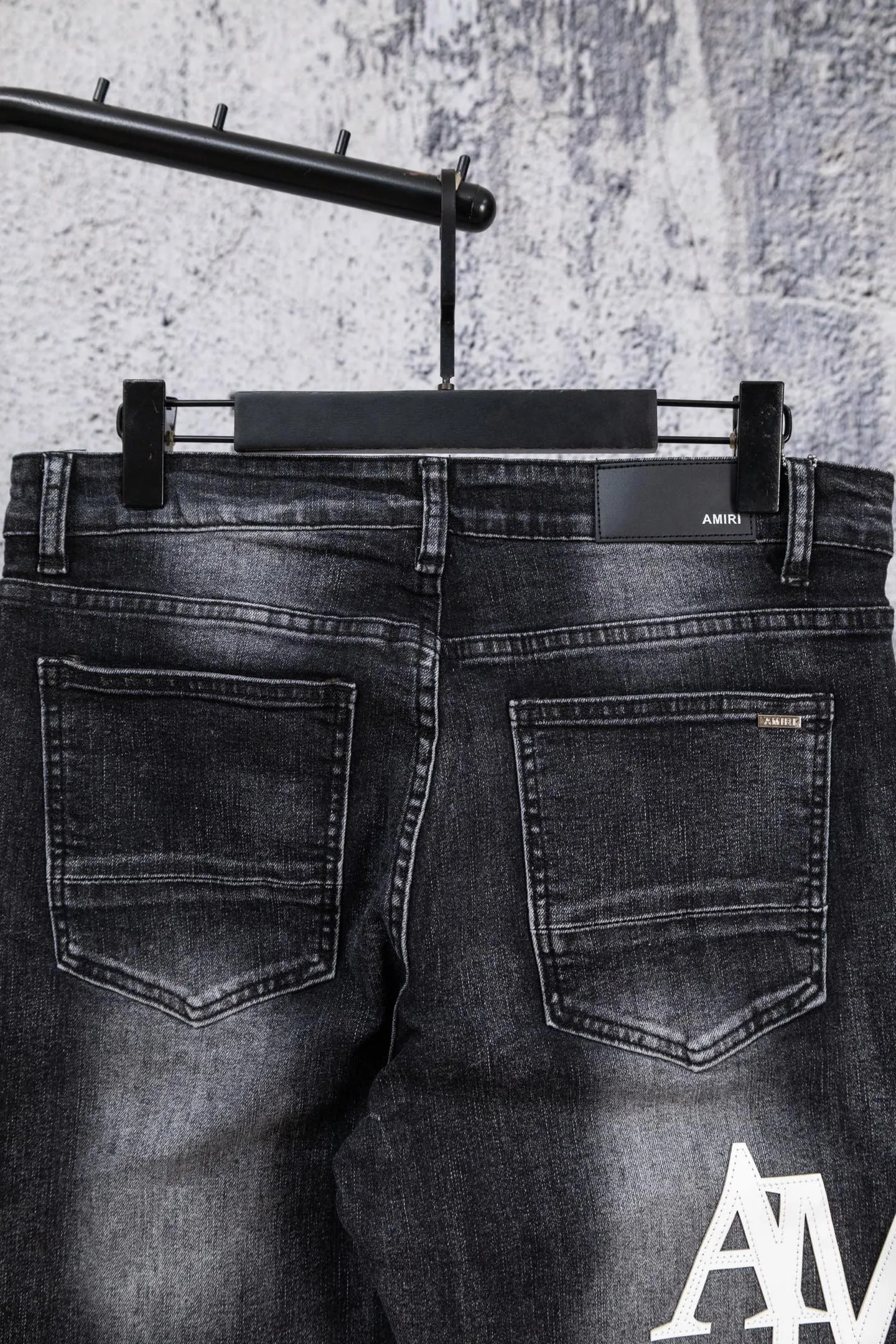 P230 AMIRI black and gray distressed ripped slim-fit jeans trousers amiri is transliterated as Emil, which is the name of the founder. Mike Amiri, the founder of amiri, grew up in Los Angeles, USA. He was influenced by local street culture and Punk Rock since he was a child, so he founded the amiri brand named after himself. A variety of trendy brand clothing meets the needs of different fashion players. Amiri clothing has novel and unique styles and is a well-known street brand in the United States. The styles and styles of many clothes are loved by many street photographers. The various clothing styles meet the dressing needs of different people, show their unique temperament, and show the trend of dressing. amiri's jeans are relatively famous. Not only do they have many styles, but the quality of the jeans is also very good. Many celebrities have also worn amiri brand jeans. Size: 28-34 Color: white label red label black label