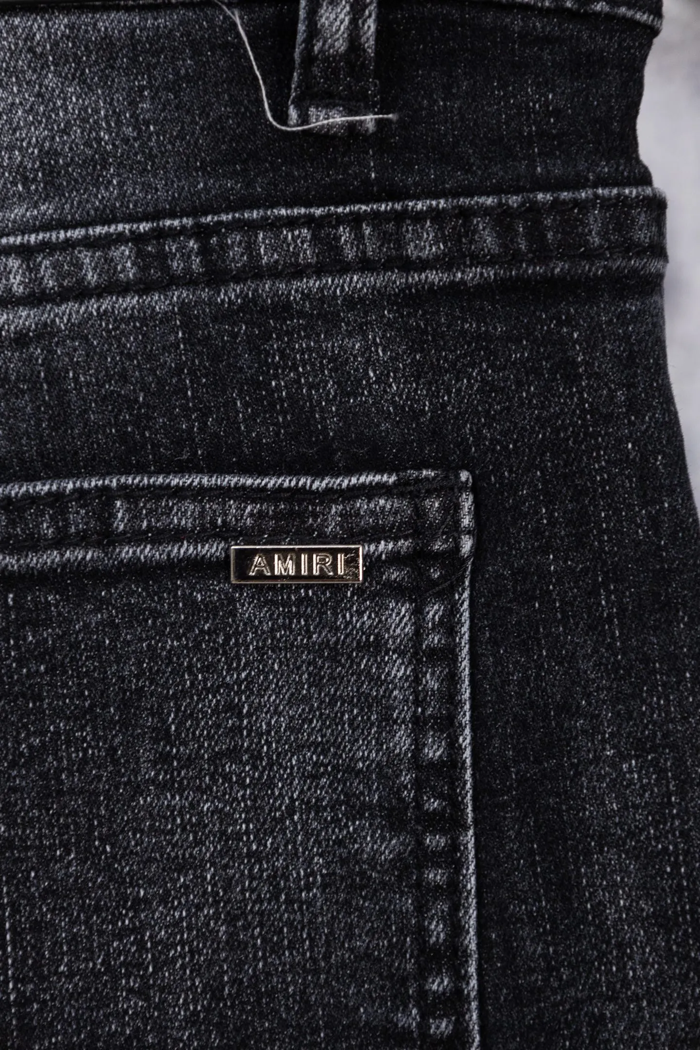 P230 AMIRI black and gray distressed ripped slim-fit jeans trousers amiri is transliterated as Emil, which is the name of the founder. Mike Amiri, the founder of amiri, grew up in Los Angeles, USA. He was influenced by local street culture and Punk Rock since he was a child, so he founded the amiri brand named after himself. A variety of trendy brand clothing meets the needs of different fashion players. Amiri clothing has novel and unique styles and is a well-known street brand in the United States. The styles and styles of many clothes are loved by many street photographers. The various clothing styles meet the dressing needs of different people, show their unique temperament, and show the trend of dressing. amiri's jeans are relatively famous. Not only do they have many styles, but the quality of the jeans is also very good. Many celebrities have also worn amiri brand jeans. Size: 28-34 Color: white label red label black label