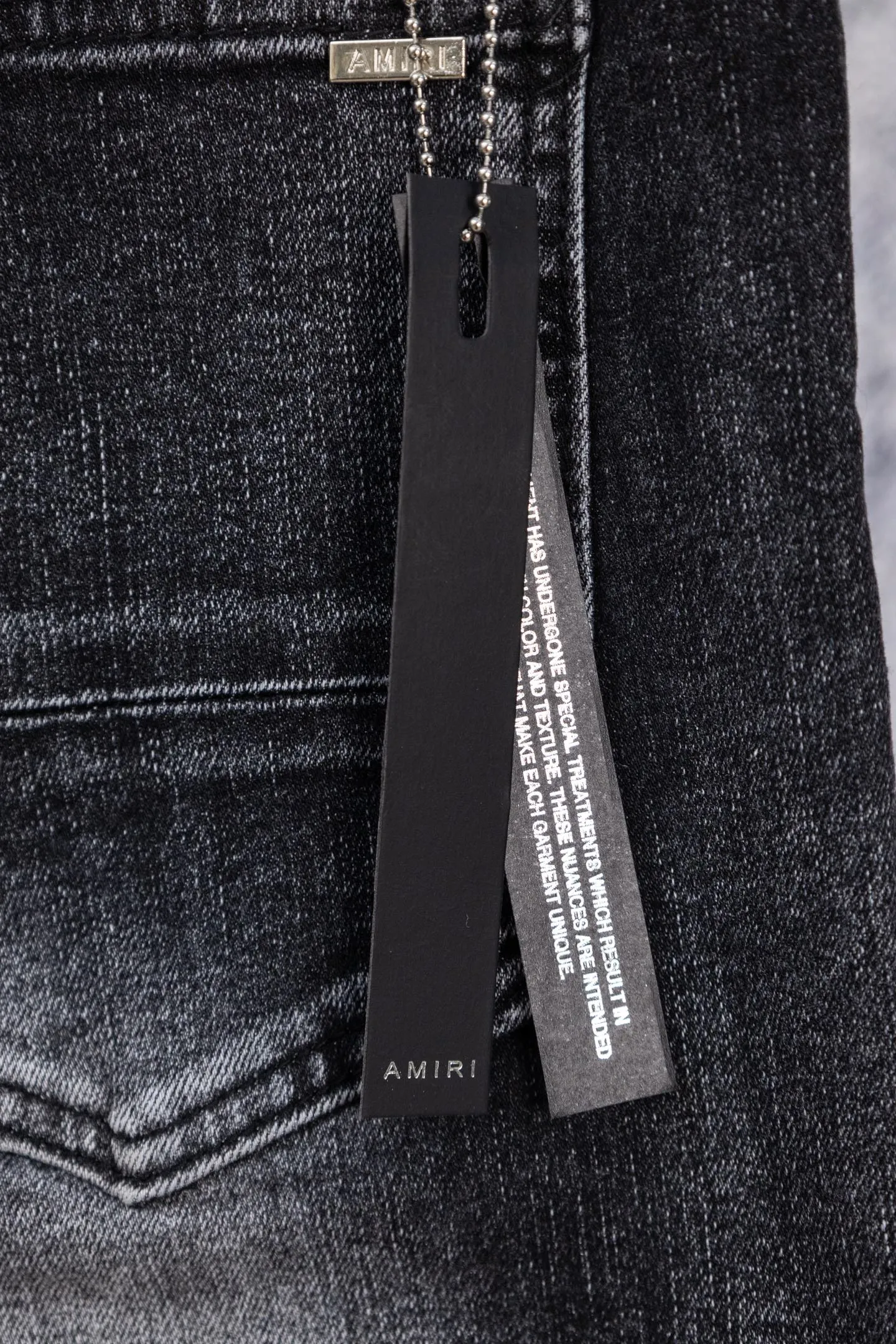 P230 AMIRI black and gray distressed ripped slim-fit jeans trousers amiri is transliterated as Emil, which is the name of the founder. Mike Amiri, the founder of amiri, grew up in Los Angeles, USA. He was influenced by local street culture and Punk Rock since he was a child, so he founded the amiri brand named after himself. A variety of trendy brand clothing meets the needs of different fashion players. Amiri clothing has novel and unique styles and is a well-known street brand in the United States. The styles and styles of many clothes are loved by many street photographers. The various clothing styles meet the dressing needs of different people, show their unique temperament, and show the trend of dressing. amiri's jeans are relatively famous. Not only do they have many styles, but the quality of the jeans is also very good. Many celebrities have also worn amiri brand jeans. Size: 28-34 Color: white label red label black label