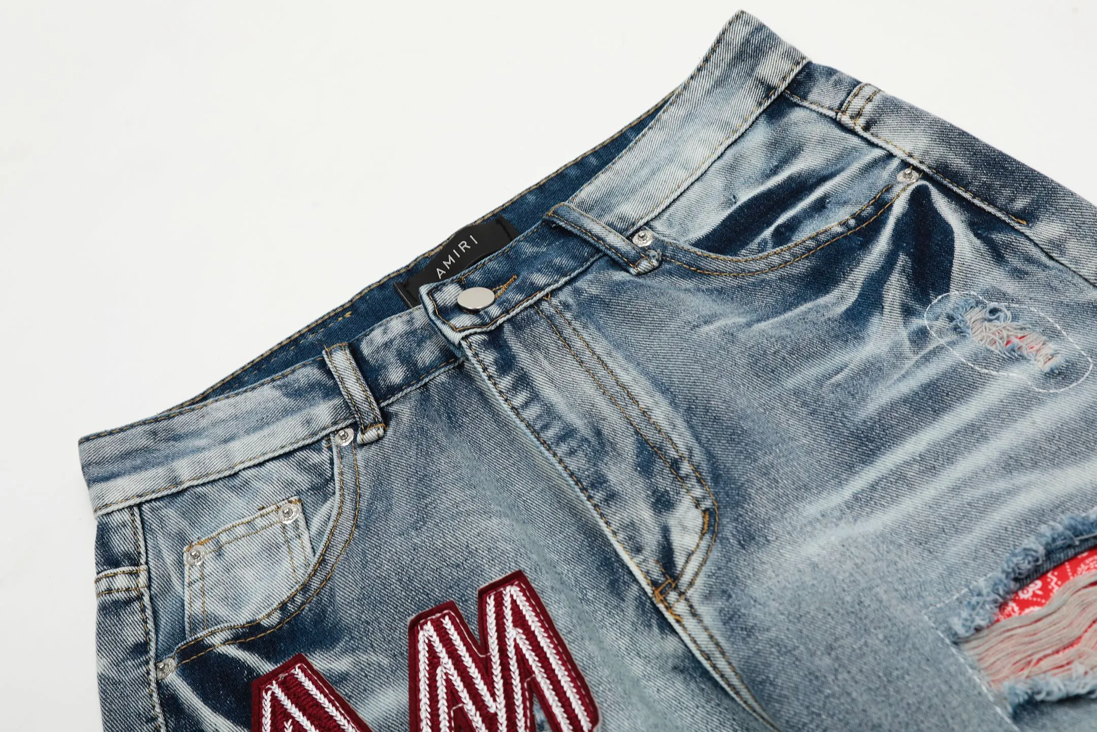 #M10 P168💰 AMIRI patch embroidery jeans trousers AMIRI high street basic ripped tight elastic jeans trousers amiri brand jeans break the production process and cutting of the original jeans, the fabrics are softer and more comfortable Hand-sewn collar label Customized logo buttons Genuine leather tag Color: Picture color Size: 30-32-34-36