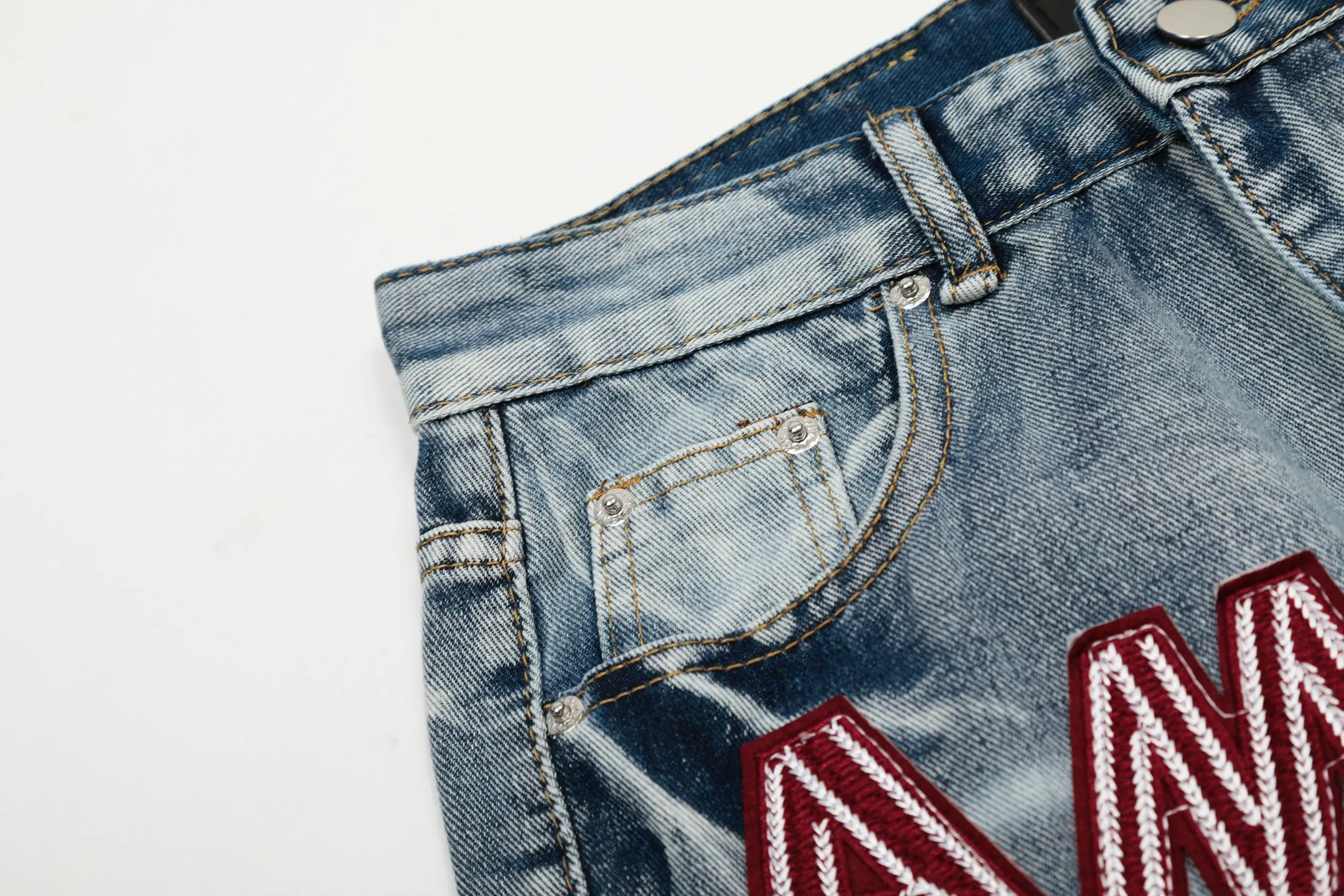 #M10 P168💰 AMIRI patch embroidery jeans trousers AMIRI high street basic ripped tight elastic jeans trousers amiri brand jeans break the production process and cutting of the original jeans, the fabrics are softer and more comfortable Hand-sewn collar label Customized logo buttons Genuine leather tag Color: Picture color Size: 30-32-34-36