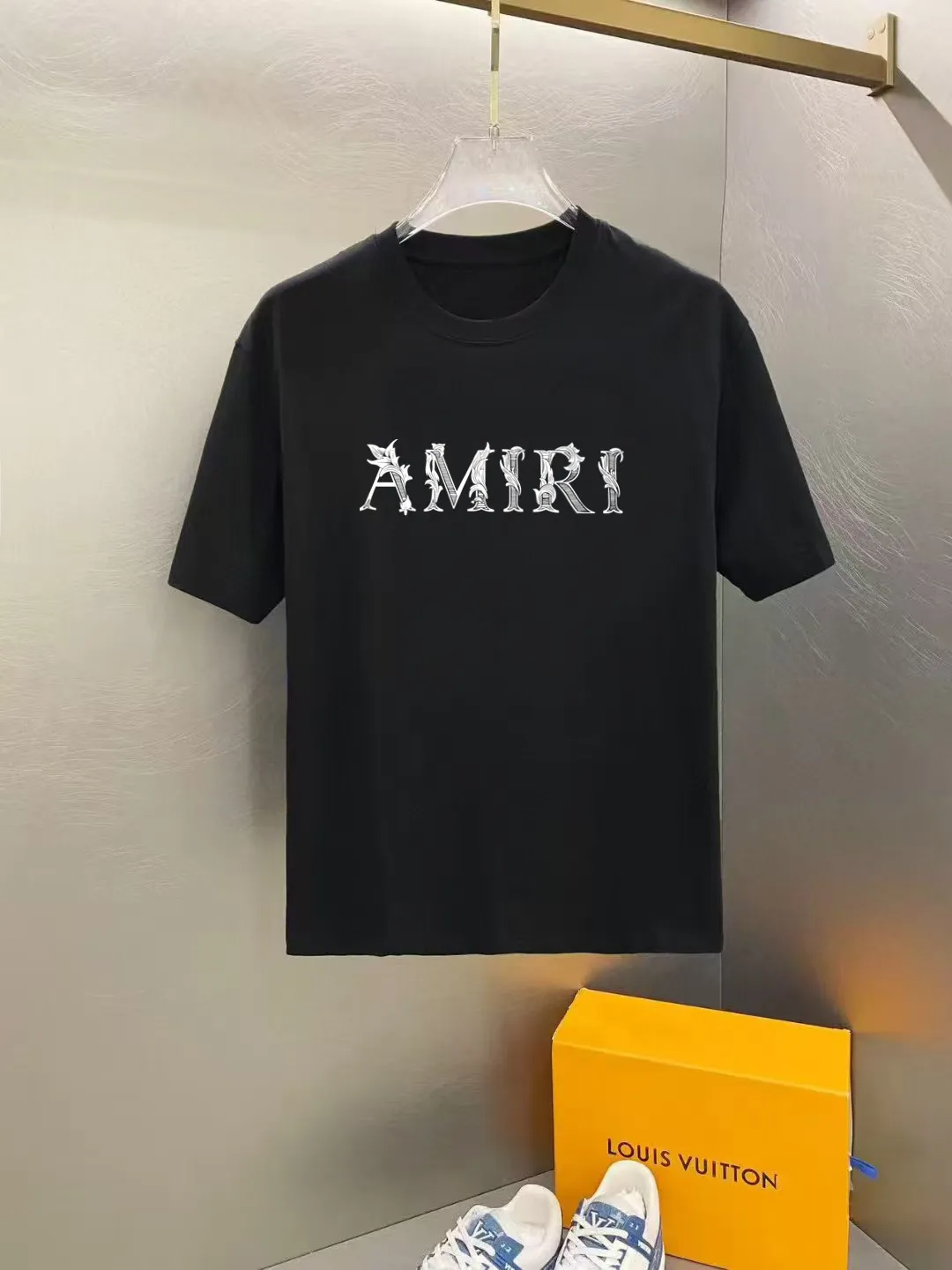 P140 AMIRI 2025 early spring new style debut counter latest short-sleeved round neck T-shirt, high-end custom design, avant-garde and fashionable! High-end customized high-count long-staple cotton fabric. Comfortable to wear. Exquisite counter-level stitching. Fine workmanship. The upper body effect is incomparably handsome! A must-have item for a stylish man! Size: S M L