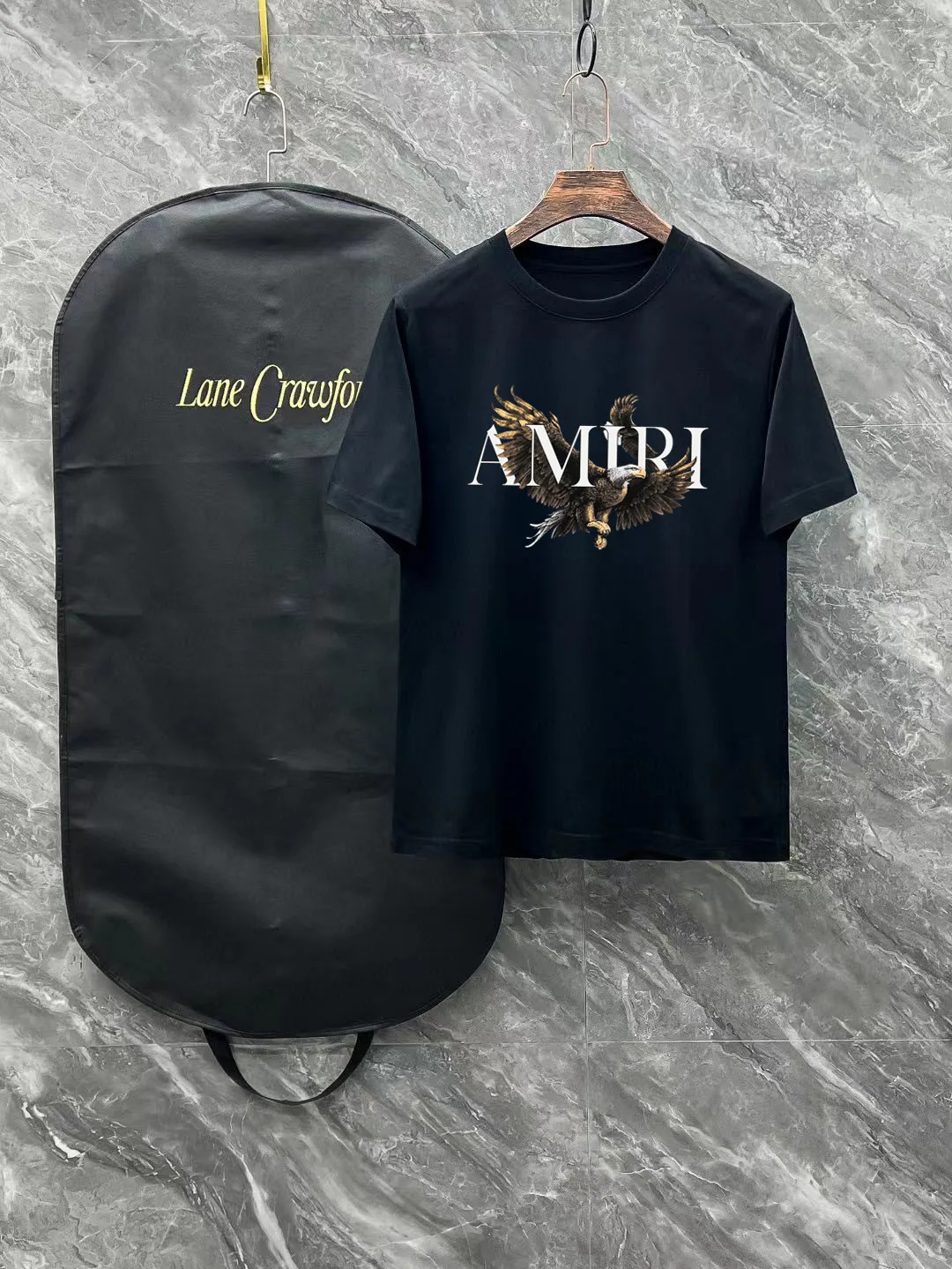 P140 AMIRI# 2025 spring and summer new style debut counter, the latest short-sleeved round neck T-shirt, high-end custom design, avant-garde and fashionable! The brand logo is designed with heavy craftsmanship. High-end customized 260g fabric. Soft to the touch. Comfortable to wear. Exquisite stitching at the counter level. Fine workmanship. The upper body effect is incomparably handsome! A must-have item for a stylish man! Color: black. White! Size: S-2XL