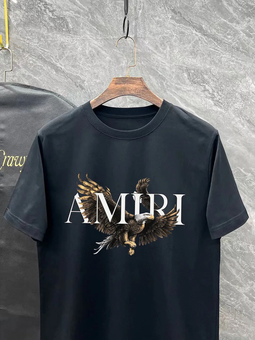 P140 AMIRI# 2025 spring and summer new style debut counter, the latest short-sleeved round neck T-shirt, high-end custom design, avant-garde and fashionable! The brand logo is designed with heavy craftsmanship. High-end customized 260g fabric. Soft to the touch. Comfortable to wear. Exquisite stitching at the counter level. Fine workmanship. The upper body effect is incomparably handsome! A must-have item for a stylish man! Color: black. White! Size: S-2XL