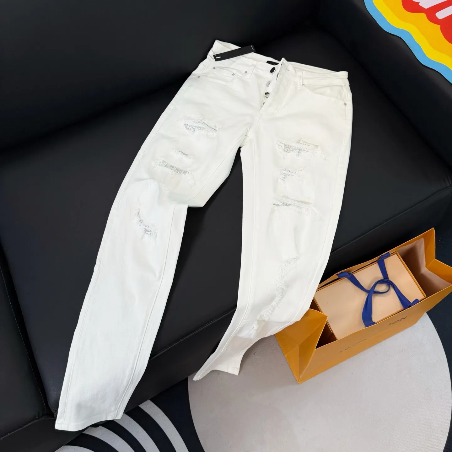 P260 💰Top model number: D289 Non-market Amiri white hot diamond patched ripped high street slim jeans • amiri is transliterated as Emil, which is the name of the founder. Mike Amiri, the founder of amiri, grew up in Los Angeles, USA. He was influenced by local street culture and Punk Rock since childhood, so he founded the amiri brand named after himself. A variety of trendy brand clothing meets the needs of different fashion players. Amiri clothing has novel and unique styles and is a well-known street brand in the United States. The styles and styles of many clothes are loved by many street photographers. The various clothing styles meet the dressing needs of different people, show their unique temperament, and show the trend of dressing. amiri's jeans are relatively famous. Not only do they have many styles, but the quality of the jeans is also very good. Many celebrities have also worn amiri brand jeans.  The jeans of the amiri brand break through the production process and cutting of the original jeans. The fabrics are relatively soft and comfortable, and are not as hard as some jeans, which can irritate the skin and cause the skin to bleed when worn. Los Angeles trendy brand Amiri's jeans are made with great detail from tailoring to texture, adding wrinkles, bullet holes, damage and other details to add to the trendiness of the jeans. You can choose the style that suits you according to your own needs. Only when you wear a suitable style can you have a certain sense of fashion.  In recent years, high street has become a word that appears more and more frequently in men's clothing. High street style has also become an important direction for everyone's matching. High street-related items basically cannot avoid oversize or drop-shoulder tops. The lower body is matched with trackpants or tight-fitting denim. In my opinion, the most representative one may be denim. What I bring to you today is the MX1 hot-drilled patch denim worn by many Internet celebrities. It is made by a large washing factory in Guangzhou. The front and back have frayed trouser legs and holes. Full of high-end sense. Knee part damage design with leather patchwork design. Already used as facade design. Leather waist nameplate. Customized crotch placket hardware. Engraving mold opening. The focus of this style is not on washing, but on the shape and version of the damage. The secret lies in the craftsmanship of the master. Later, the cost of fraying, horse cutting, knife cutting, etc. These hand-made products are far beyond comparison with assembly line products.  Color: Picture color Size: 30-31-32-33-34-36