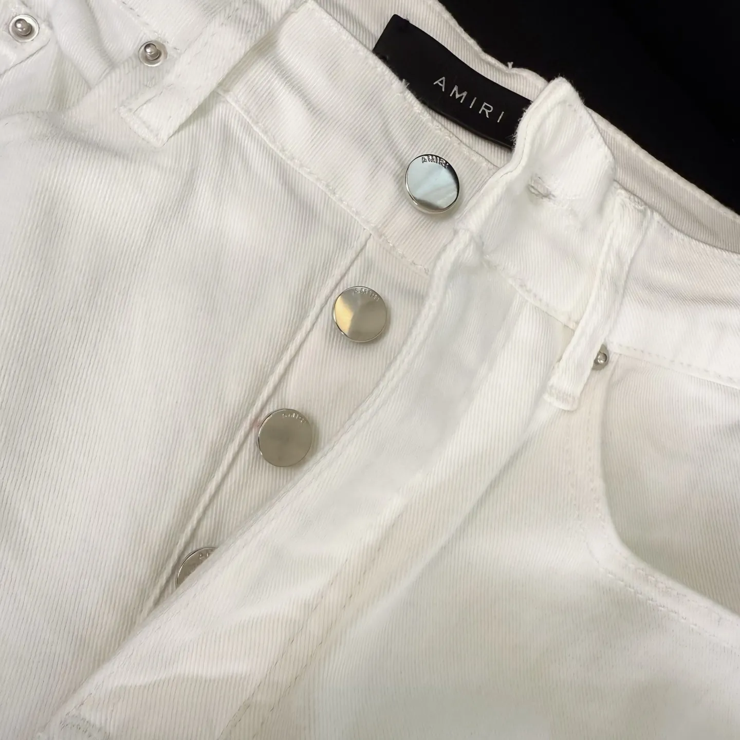 P260 💰Top model number: D289 Non-market Amiri white hot diamond patched ripped high street slim jeans • amiri is transliterated as Emil, which is the name of the founder. Mike Amiri, the founder of amiri, grew up in Los Angeles, USA. He was influenced by local street culture and Punk Rock since childhood, so he founded the amiri brand named after himself. A variety of trendy brand clothing meets the needs of different fashion players. Amiri clothing has novel and unique styles and is a well-known street brand in the United States. The styles and styles of many clothes are loved by many street photographers. The various clothing styles meet the dressing needs of different people, show their unique temperament, and show the trend of dressing. amiri's jeans are relatively famous. Not only do they have many styles, but the quality of the jeans is also very good. Many celebrities have also worn amiri brand jeans.  The jeans of the amiri brand break through the production process and cutting of the original jeans. The fabrics are relatively soft and comfortable, and are not as hard as some jeans, which can irritate the skin and cause the skin to bleed when worn. Los Angeles trendy brand Amiri's jeans are made with great detail from tailoring to texture, adding wrinkles, bullet holes, damage and other details to add to the trendiness of the jeans. You can choose the style that suits you according to your own needs. Only when you wear a suitable style can you have a certain sense of fashion.  In recent years, high street has become a word that appears more and more frequently in men's clothing. High street style has also become an important direction for everyone's matching. High street-related items basically cannot avoid oversize or drop-shoulder tops. The lower body is matched with trackpants or tight-fitting denim. In my opinion, the most representative one may be denim. What I bring to you today is the MX1 hot-drilled patch denim worn by many Internet celebrities. It is made by a large washing factory in Guangzhou. The front and back have frayed trouser legs and holes. Full of high-end sense. Knee part damage design with leather patchwork design. Already used as facade design. Leather waist nameplate. Customized crotch placket hardware. Engraving mold opening. The focus of this style is not on washing, but on the shape and version of the damage. The secret lies in the craftsmanship of the master. Later, the cost of fraying, horse cutting, knife cutting, etc. These hand-made products are far beyond comparison with assembly line products.  Color: Picture color Size: 30-31-32-33-34-36