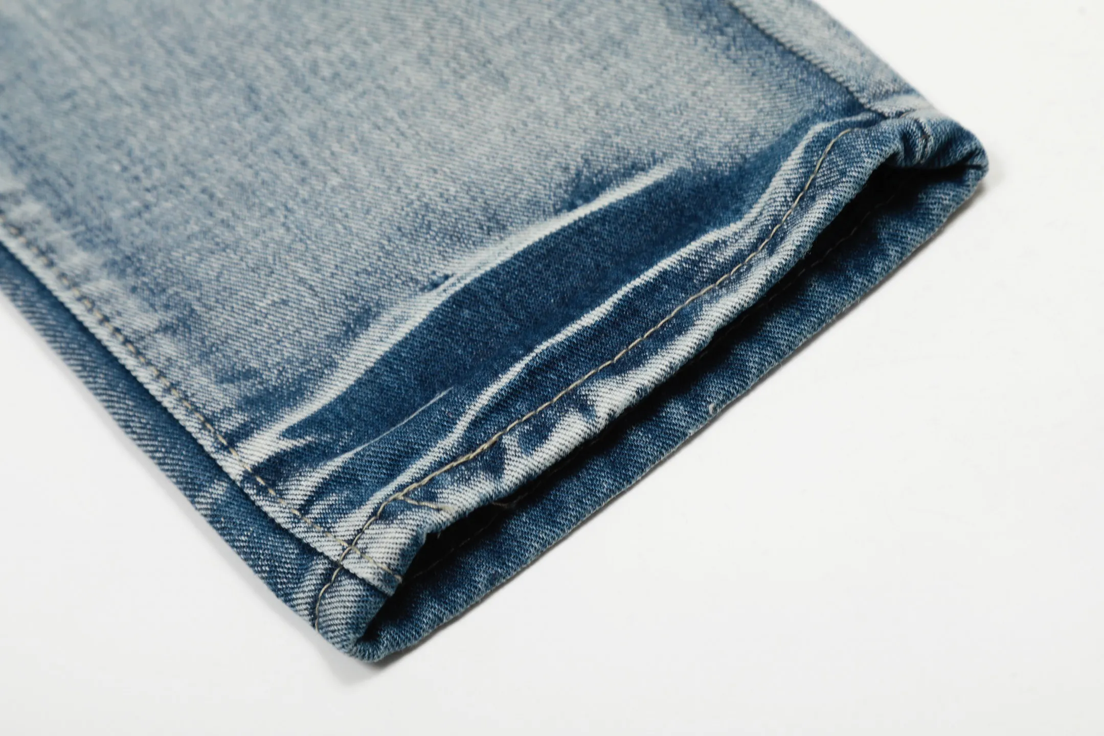 ￼#M04 P168💰 AMIRI splash-ink medal patch embroidered jeans trousers AMIRI high street basic ripped tight stretch jeans trousers Amiriamiri is transliterated as Emil, which is the name of the founder. Mike Amiri, the founder of amiri, grew up in Los Angeles, USA. He was influenced by the local street culture Rock since he was a child, so he founded the amiri brand named after himself. A variety of trendy clothing meets the needs of different trendy players. Amiri clothing has novel and unique styles and is a well-known street brand in the United States. Many of its styles and styles are loved by many street photographers. Various clothing styles meet the needs of different people, show their unique temperament, and show the trend of dressing. amiri's jeans are relatively famous. Not only do they have many styles, but the quality of the jeans is also very good. Many celebrities have also worn amiri brand jeans.  The jeans of the amiri brand break through the production process and cutting of the original jeans. The fabrics are relatively soft and comfortable, and are not as hard as some jeans, which can irritate the skin and cause the skin to bleed when worn. Los Angeles trendy brand Amiri's jeans are made with great detail from tailoring to texture, adding wrinkles, bullet holes, damage and other details to add to the trendiness of the jeans. You can choose the style that suits you according to your own needs. Only when you wear a suitable style can you have a certain sense of fashion.  In recent years, high street has become a word that appears more and more frequently in men's clothing. High street style has also become an important direction for everyone's matching. High street related items are basically inseparable from oversize or off-shoulder tops. The lower body is matched with trackpants or tight-fitting denim. In my opinion, the most representative one is perhaps annihilation. Color; picture color Size: 30-32-34-36