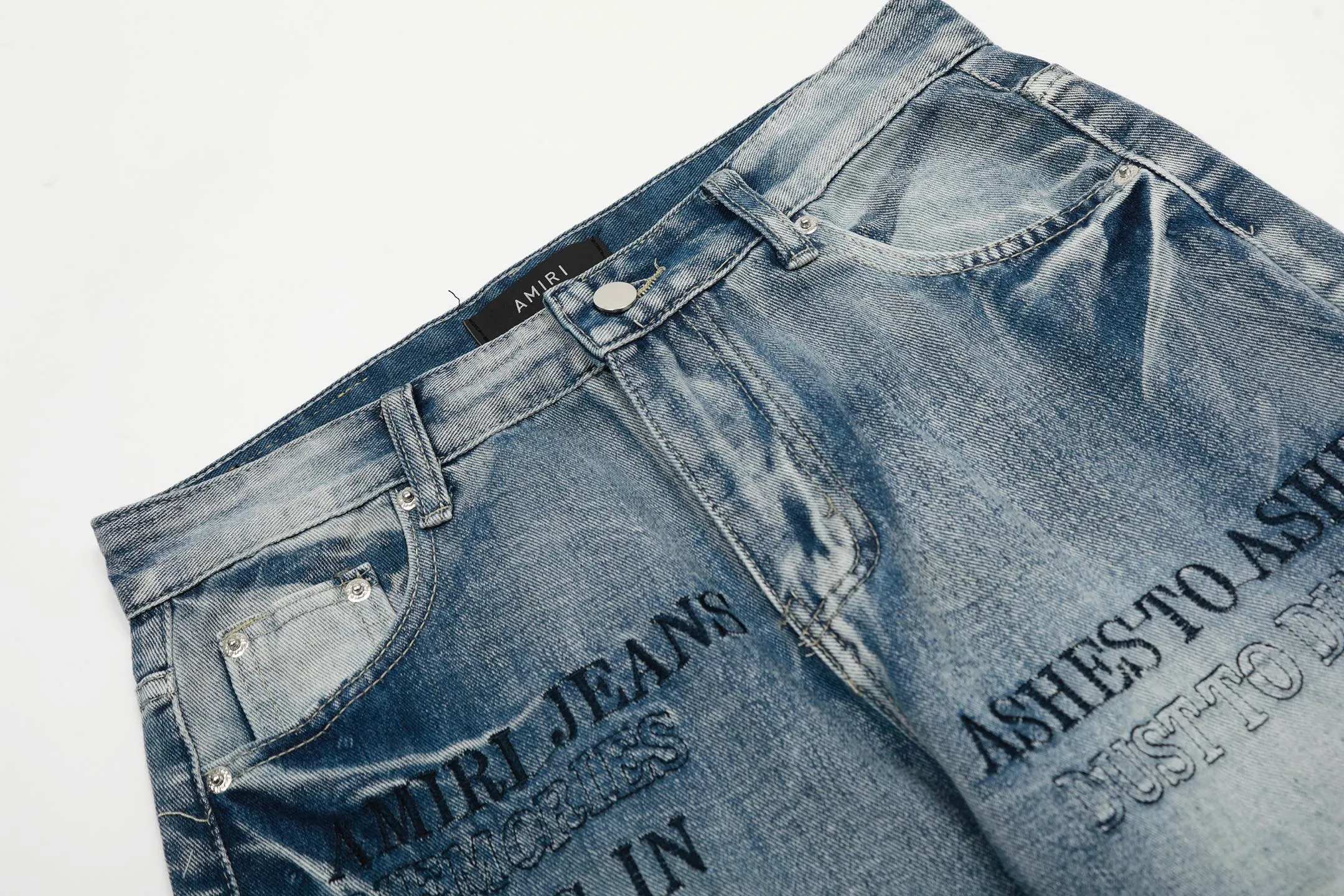 ￼#M04 P168💰 AMIRI splash-ink medal patch embroidered jeans trousers AMIRI high street basic ripped tight stretch jeans trousers Amiriamiri is transliterated as Emil, which is the name of the founder. Mike Amiri, the founder of amiri, grew up in Los Angeles, USA. He was influenced by the local street culture Rock since he was a child, so he founded the amiri brand named after himself. A variety of trendy clothing meets the needs of different trendy players. Amiri clothing has novel and unique styles and is a well-known street brand in the United States. Many of its styles and styles are loved by many street photographers. Various clothing styles meet the needs of different people, show their unique temperament, and show the trend of dressing. amiri's jeans are relatively famous. Not only do they have many styles, but the quality of the jeans is also very good. Many celebrities have also worn amiri brand jeans.  The jeans of the amiri brand break through the production process and cutting of the original jeans. The fabrics are relatively soft and comfortable, and are not as hard as some jeans, which can irritate the skin and cause the skin to bleed when worn. Los Angeles trendy brand Amiri's jeans are made with great detail from tailoring to texture, adding wrinkles, bullet holes, damage and other details to add to the trendiness of the jeans. You can choose the style that suits you according to your own needs. Only when you wear a suitable style can you have a certain sense of fashion.  In recent years, high street has become a word that appears more and more frequently in men's clothing. High street style has also become an important direction for everyone's matching. High street related items are basically inseparable from oversize or off-shoulder tops. The lower body is matched with trackpants or tight-fitting denim. In my opinion, the most representative one is perhaps annihilation. Color; picture color Size: 30-32-34-36