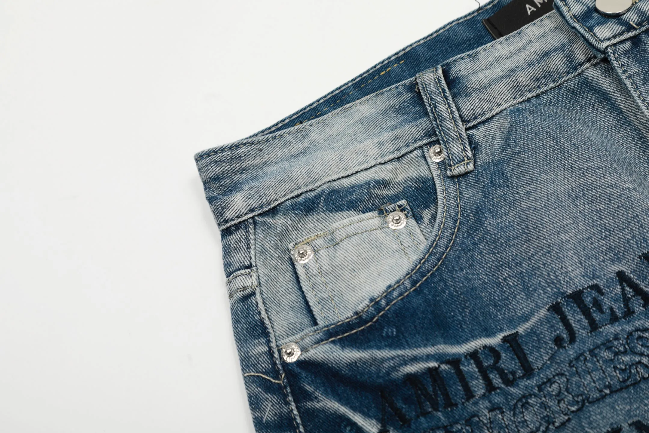 ￼#M04 P168💰 AMIRI splash-ink medal patch embroidered jeans trousers AMIRI high street basic ripped tight stretch jeans trousers Amiriamiri is transliterated as Emil, which is the name of the founder. Mike Amiri, the founder of amiri, grew up in Los Angeles, USA. He was influenced by the local street culture Rock since he was a child, so he founded the amiri brand named after himself. A variety of trendy clothing meets the needs of different trendy players. Amiri clothing has novel and unique styles and is a well-known street brand in the United States. Many of its styles and styles are loved by many street photographers. Various clothing styles meet the needs of different people, show their unique temperament, and show the trend of dressing. amiri's jeans are relatively famous. Not only do they have many styles, but the quality of the jeans is also very good. Many celebrities have also worn amiri brand jeans.  The jeans of the amiri brand break through the production process and cutting of the original jeans. The fabrics are relatively soft and comfortable, and are not as hard as some jeans, which can irritate the skin and cause the skin to bleed when worn. Los Angeles trendy brand Amiri's jeans are made with great detail from tailoring to texture, adding wrinkles, bullet holes, damage and other details to add to the trendiness of the jeans. You can choose the style that suits you according to your own needs. Only when you wear a suitable style can you have a certain sense of fashion.  In recent years, high street has become a word that appears more and more frequently in men's clothing. High street style has also become an important direction for everyone's matching. High street related items are basically inseparable from oversize or off-shoulder tops. The lower body is matched with trackpants or tight-fitting denim. In my opinion, the most representative one is perhaps annihilation. Color; picture color Size: 30-32-34-36