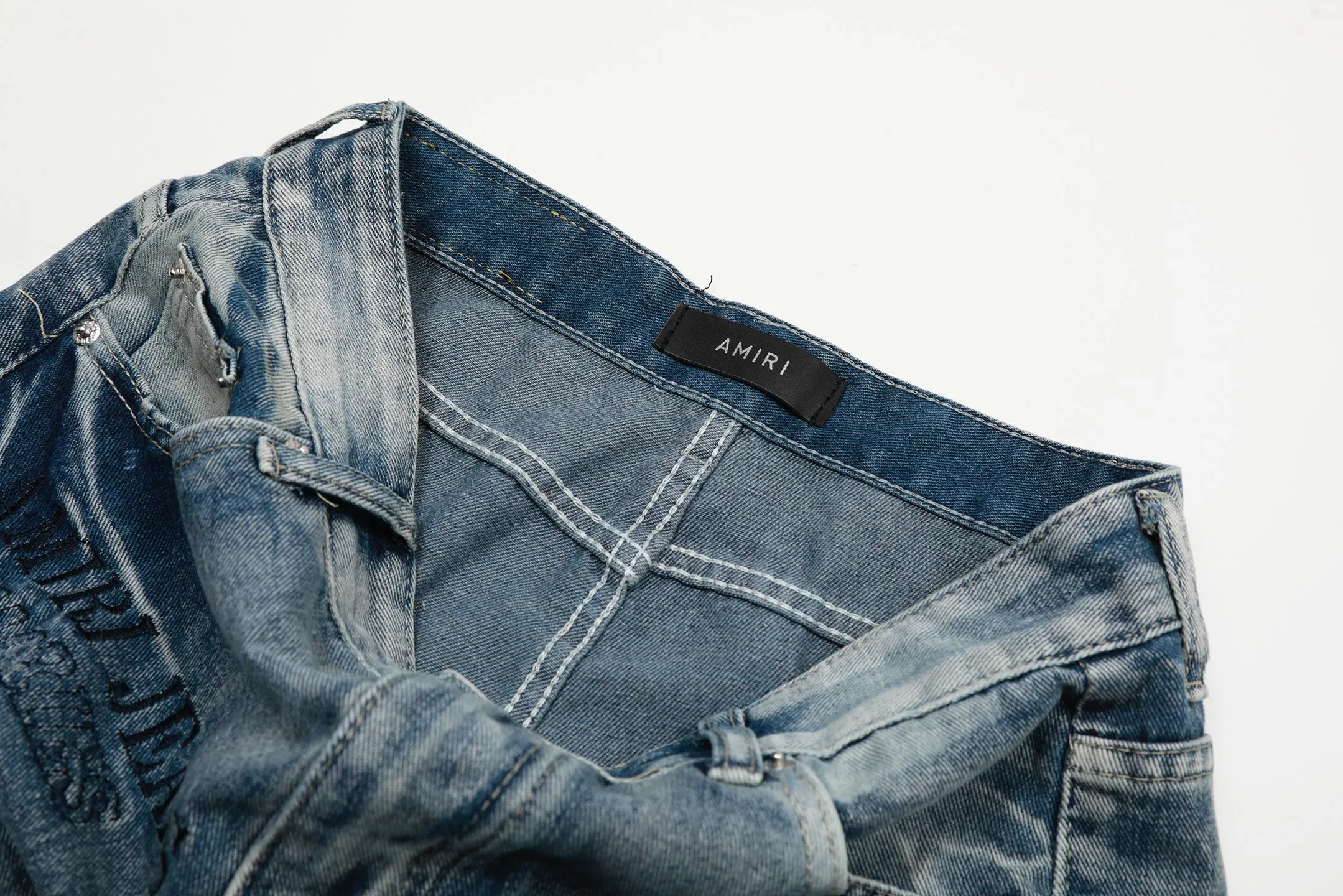 ￼#M04 P168💰 AMIRI splash-ink medal patch embroidered jeans trousers AMIRI high street basic ripped tight stretch jeans trousers Amiriamiri is transliterated as Emil, which is the name of the founder. Mike Amiri, the founder of amiri, grew up in Los Angeles, USA. He was influenced by the local street culture Rock since he was a child, so he founded the amiri brand named after himself. A variety of trendy clothing meets the needs of different trendy players. Amiri clothing has novel and unique styles and is a well-known street brand in the United States. Many of its styles and styles are loved by many street photographers. Various clothing styles meet the needs of different people, show their unique temperament, and show the trend of dressing. amiri's jeans are relatively famous. Not only do they have many styles, but the quality of the jeans is also very good. Many celebrities have also worn amiri brand jeans.  The jeans of the amiri brand break through the production process and cutting of the original jeans. The fabrics are relatively soft and comfortable, and are not as hard as some jeans, which can irritate the skin and cause the skin to bleed when worn. Los Angeles trendy brand Amiri's jeans are made with great detail from tailoring to texture, adding wrinkles, bullet holes, damage and other details to add to the trendiness of the jeans. You can choose the style that suits you according to your own needs. Only when you wear a suitable style can you have a certain sense of fashion.  In recent years, high street has become a word that appears more and more frequently in men's clothing. High street style has also become an important direction for everyone's matching. High street related items are basically inseparable from oversize or off-shoulder tops. The lower body is matched with trackpants or tight-fitting denim. In my opinion, the most representative one is perhaps annihilation. Color; picture color Size: 30-32-34-36