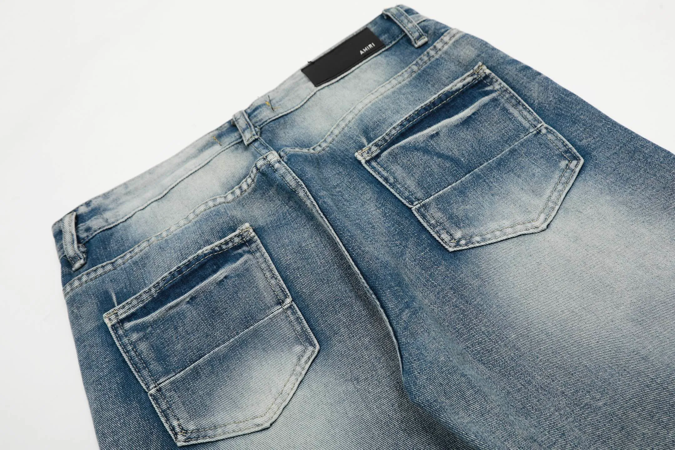 ￼#M04 P168💰 AMIRI splash-ink medal patch embroidered jeans trousers AMIRI high street basic ripped tight stretch jeans trousers Amiriamiri is transliterated as Emil, which is the name of the founder. Mike Amiri, the founder of amiri, grew up in Los Angeles, USA. He was influenced by the local street culture Rock since he was a child, so he founded the amiri brand named after himself. A variety of trendy clothing meets the needs of different trendy players. Amiri clothing has novel and unique styles and is a well-known street brand in the United States. Many of its styles and styles are loved by many street photographers. Various clothing styles meet the needs of different people, show their unique temperament, and show the trend of dressing. amiri's jeans are relatively famous. Not only do they have many styles, but the quality of the jeans is also very good. Many celebrities have also worn amiri brand jeans.  The jeans of the amiri brand break through the production process and cutting of the original jeans. The fabrics are relatively soft and comfortable, and are not as hard as some jeans, which can irritate the skin and cause the skin to bleed when worn. Los Angeles trendy brand Amiri's jeans are made with great detail from tailoring to texture, adding wrinkles, bullet holes, damage and other details to add to the trendiness of the jeans. You can choose the style that suits you according to your own needs. Only when you wear a suitable style can you have a certain sense of fashion.  In recent years, high street has become a word that appears more and more frequently in men's clothing. High street style has also become an important direction for everyone's matching. High street related items are basically inseparable from oversize or off-shoulder tops. The lower body is matched with trackpants or tight-fitting denim. In my opinion, the most representative one is perhaps annihilation. Color; picture color Size: 30-32-34-36