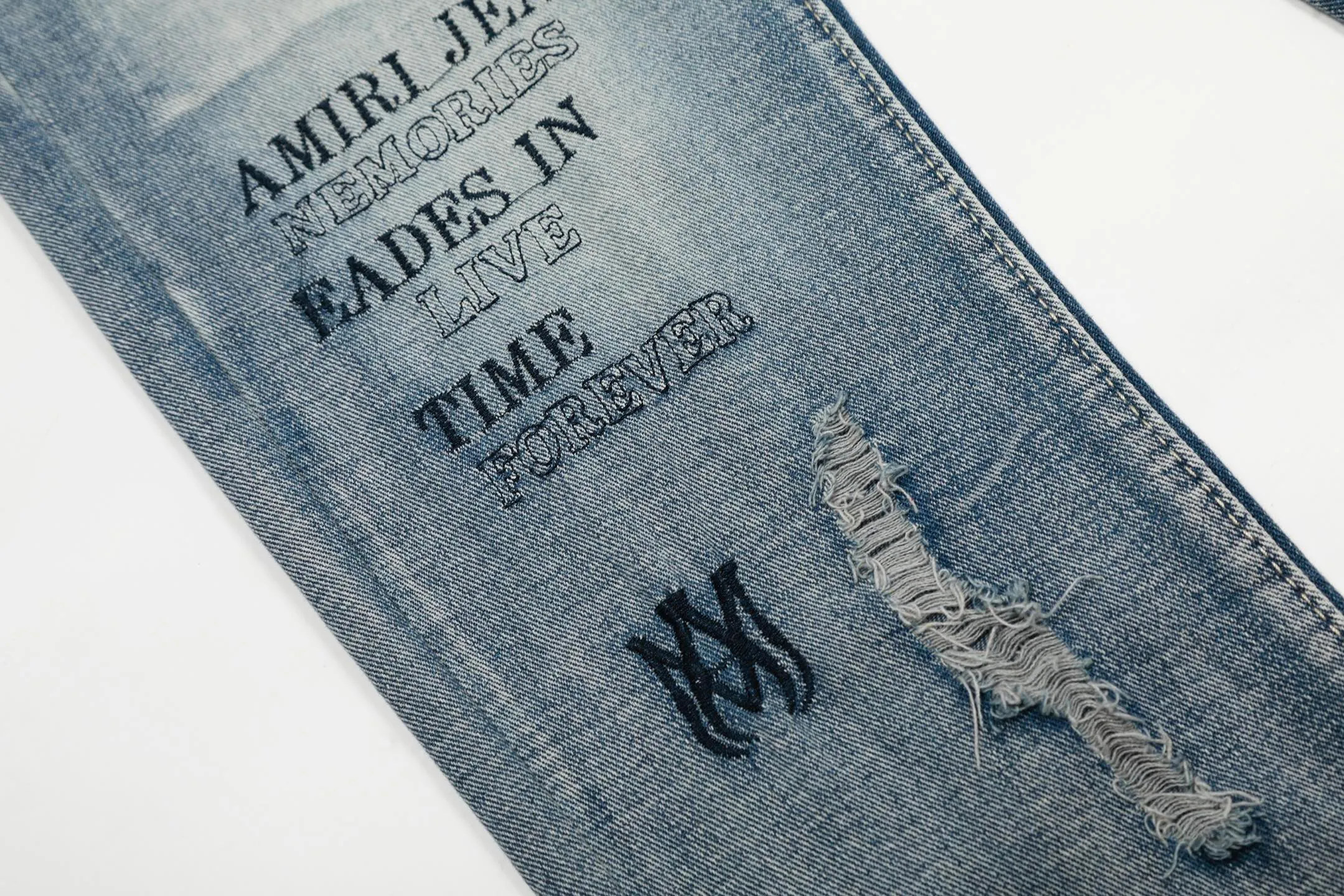 ￼#M04 P168💰 AMIRI splash-ink medal patch embroidered jeans trousers AMIRI high street basic ripped tight stretch jeans trousers Amiriamiri is transliterated as Emil, which is the name of the founder. Mike Amiri, the founder of amiri, grew up in Los Angeles, USA. He was influenced by the local street culture Rock since he was a child, so he founded the amiri brand named after himself. A variety of trendy clothing meets the needs of different trendy players. Amiri clothing has novel and unique styles and is a well-known street brand in the United States. Many of its styles and styles are loved by many street photographers. Various clothing styles meet the needs of different people, show their unique temperament, and show the trend of dressing. amiri's jeans are relatively famous. Not only do they have many styles, but the quality of the jeans is also very good. Many celebrities have also worn amiri brand jeans.  The jeans of the amiri brand break through the production process and cutting of the original jeans. The fabrics are relatively soft and comfortable, and are not as hard as some jeans, which can irritate the skin and cause the skin to bleed when worn. Los Angeles trendy brand Amiri's jeans are made with great detail from tailoring to texture, adding wrinkles, bullet holes, damage and other details to add to the trendiness of the jeans. You can choose the style that suits you according to your own needs. Only when you wear a suitable style can you have a certain sense of fashion.  In recent years, high street has become a word that appears more and more frequently in men's clothing. High street style has also become an important direction for everyone's matching. High street related items are basically inseparable from oversize or off-shoulder tops. The lower body is matched with trackpants or tight-fitting denim. In my opinion, the most representative one is perhaps annihilation. Color; picture color Size: 30-32-34-36